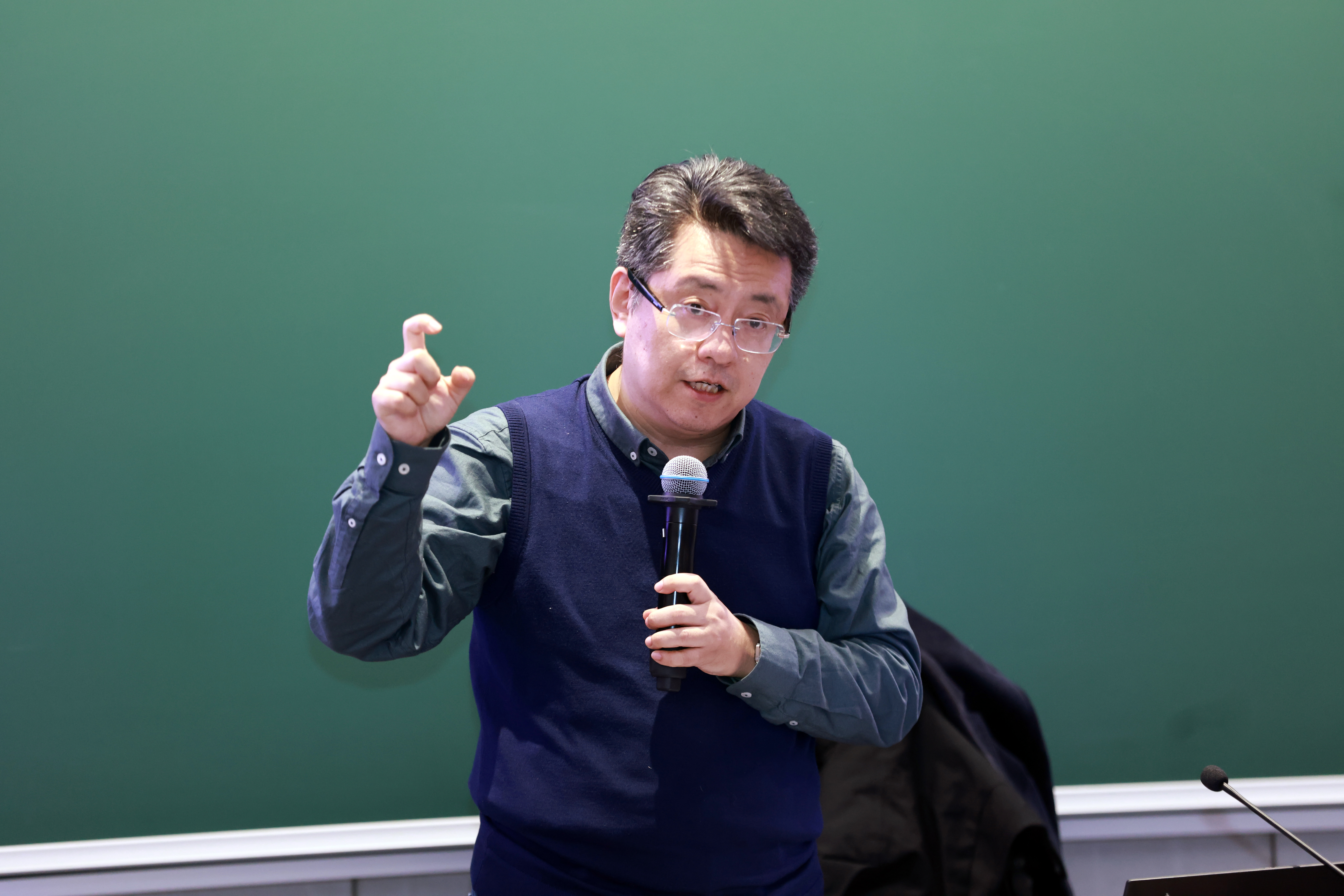20241227-清華大學(xué)舉辦2024年哲學(xué)社會(huì)科學(xué)骨干教師專(zhuān)題研討班-常志東-董煜作專(zhuān)題報(bào)告.JPG
