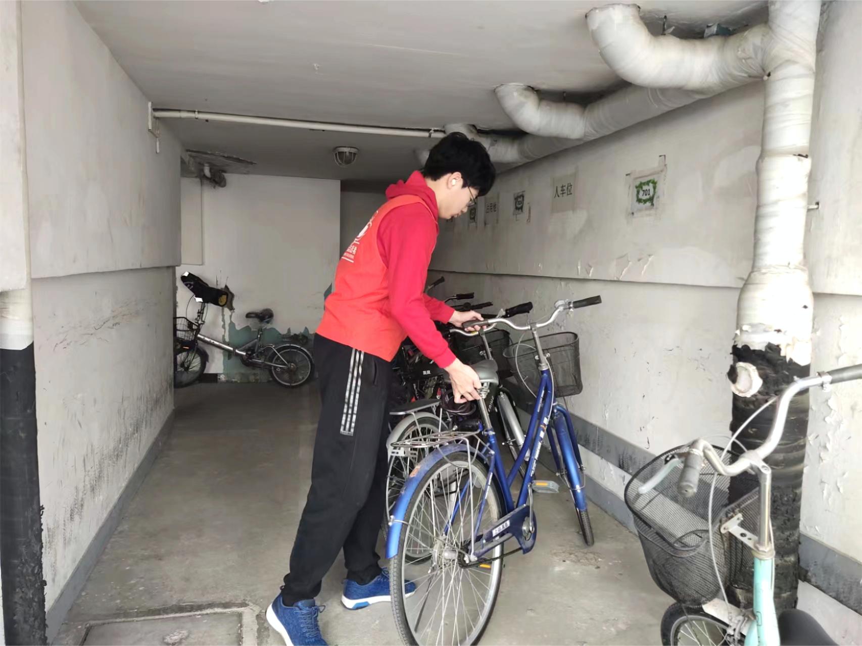 20240314-宿舍清潔-學生社區(qū)中心-志愿者參與宿舍樓安全衛(wèi)生大檢查(右).jpg