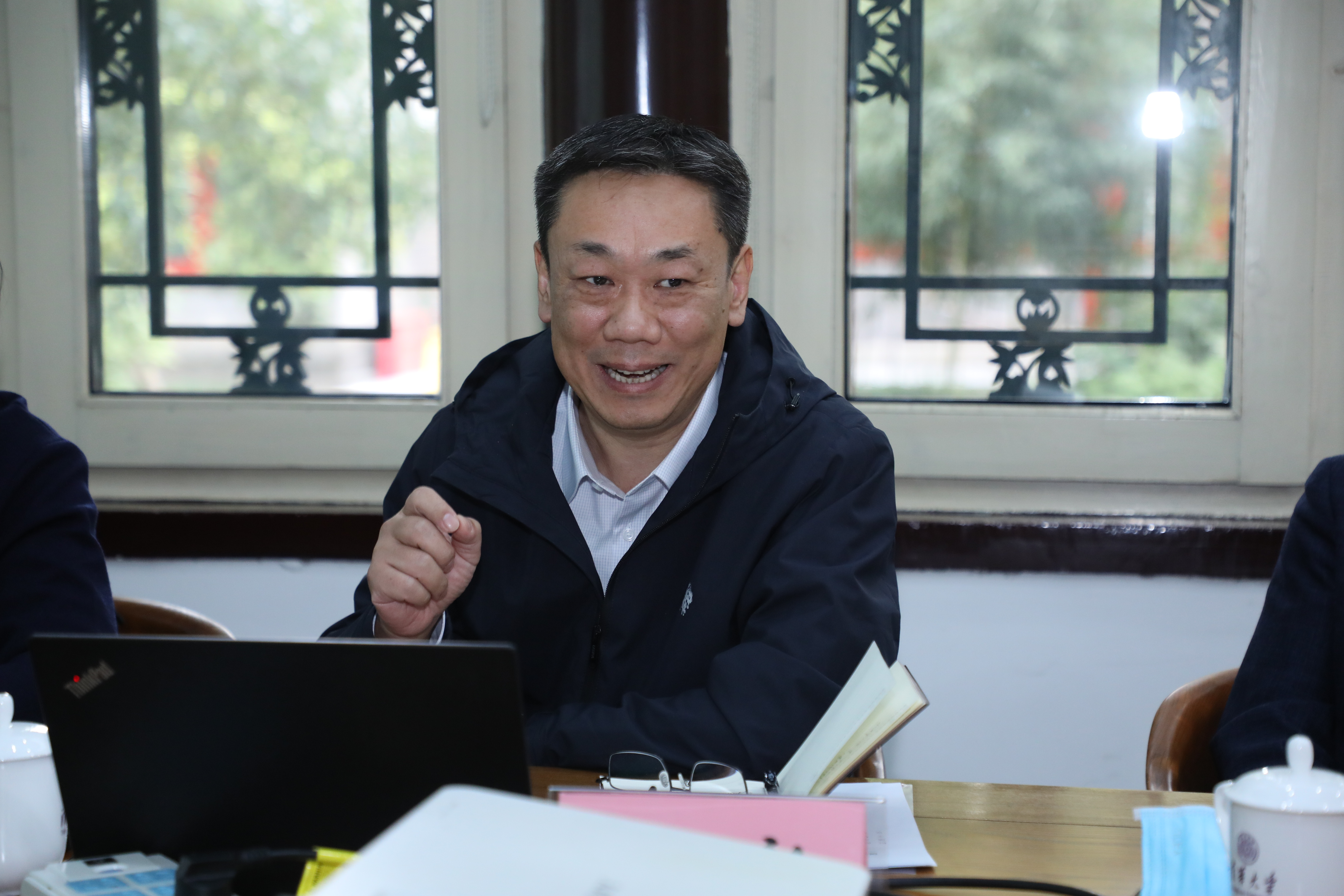 20221005-國家發(fā)展改革委基礎司馬強副司長一行到清華大學調(diào)研生態(tài)產(chǎn)品價值實現(xiàn)機制研究與實踐工作-嘉藝-劉毅介紹生態(tài)產(chǎn)品價值實現(xiàn)機制研究工作.jpg
