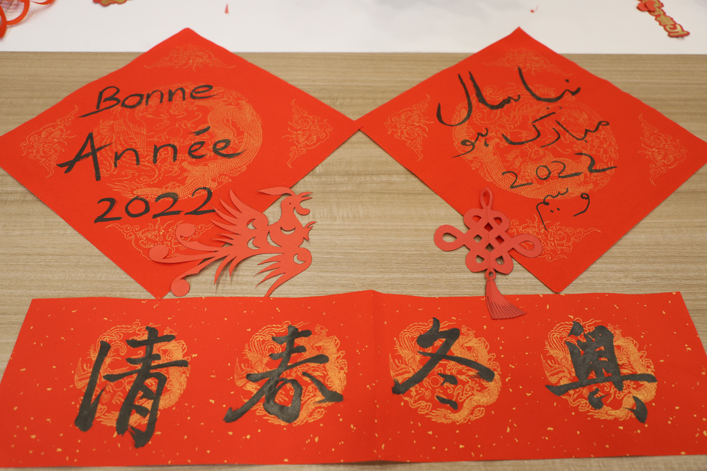 20220131-冬奧志愿者除夕活動(dòng)-場(chǎng)館組-外籍志愿者寫(xiě)下新年祝福.png