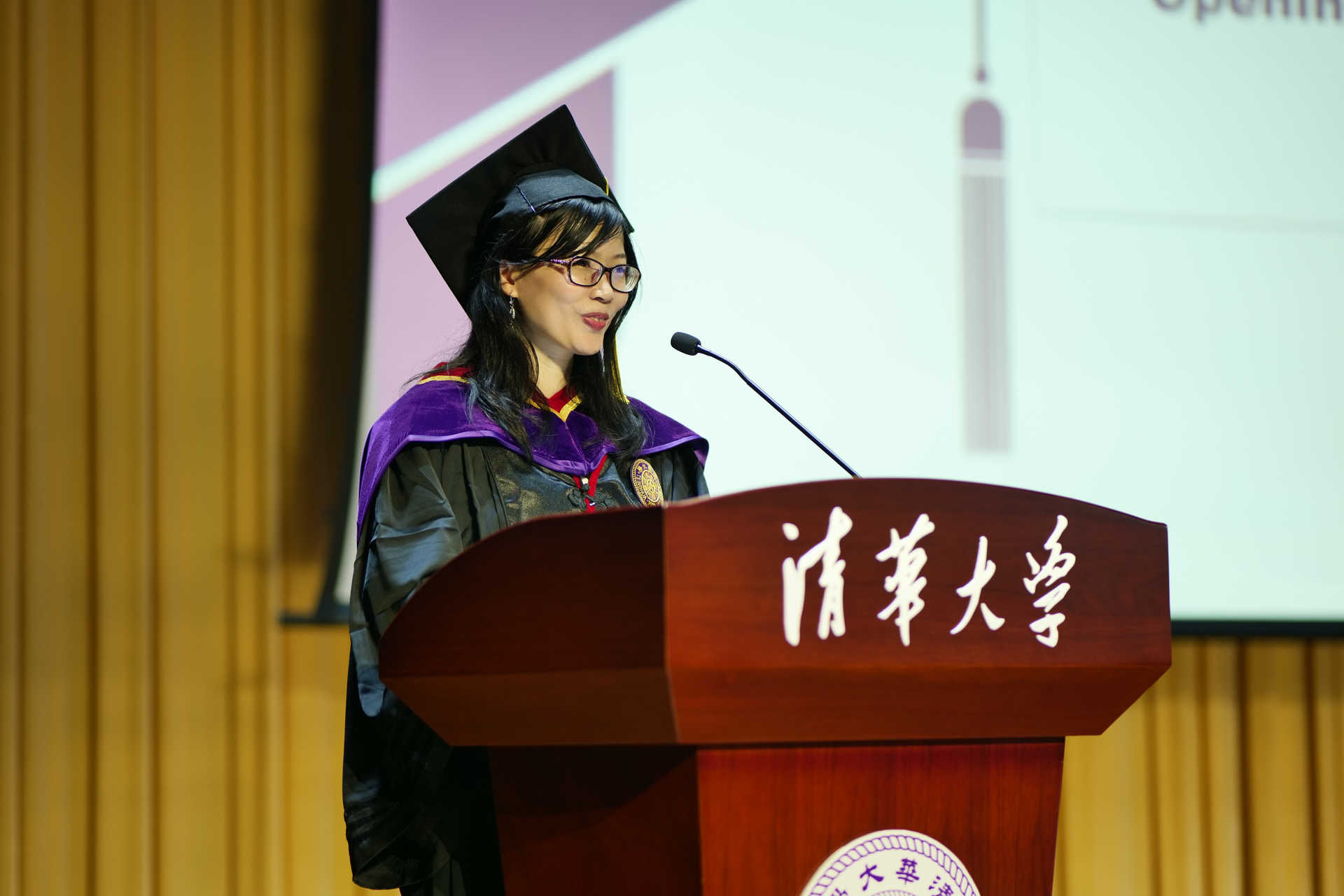 20240630-清華大學(xué)新聞與傳播學(xué)院2024年畢業(yè)典禮成功舉行-新聞學(xué)院-張莉主持畢業(yè)典禮.JPG