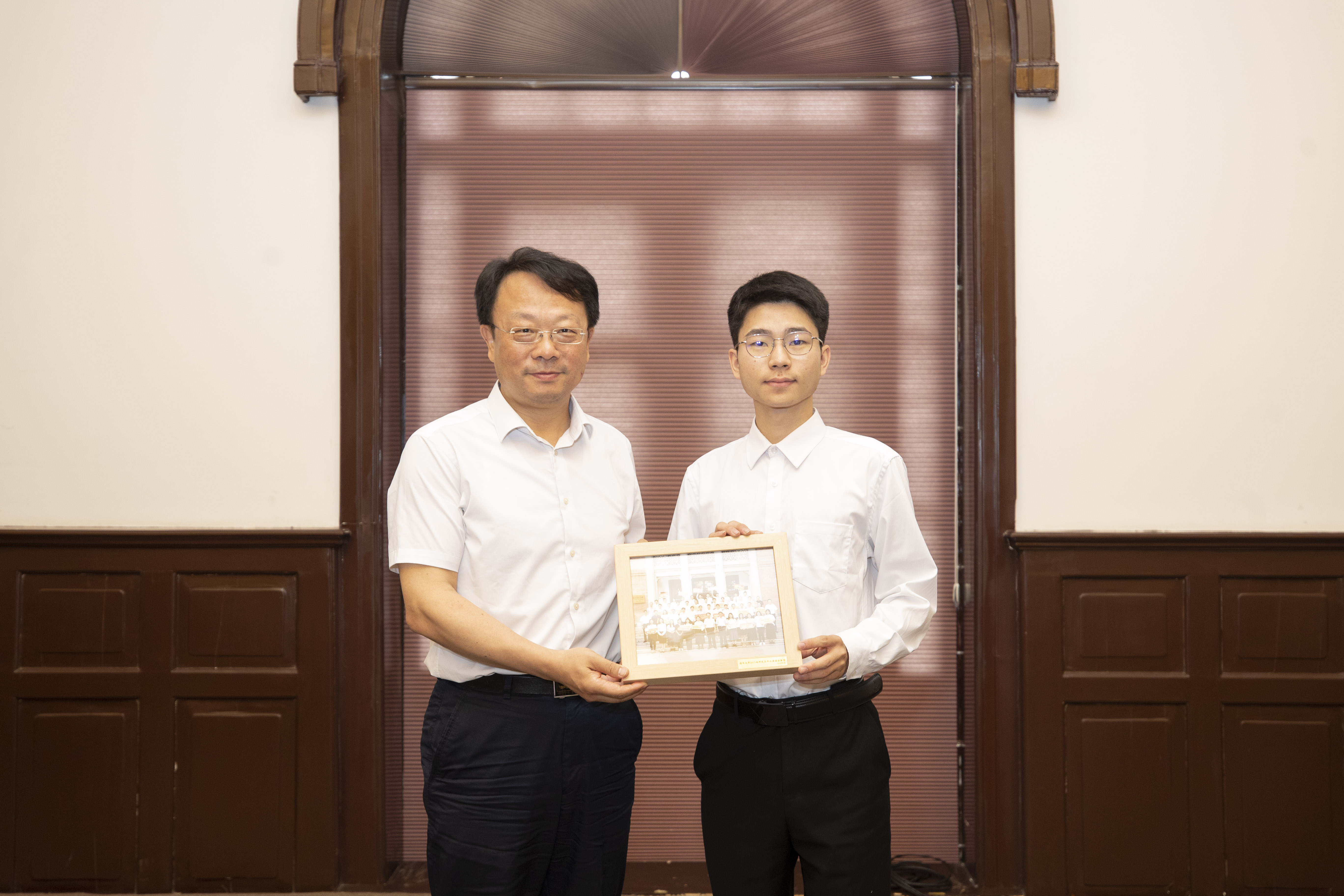 20230619-研究生畢業(yè)生代表座談-李派-王希勤贈(zèng)送畢業(yè)生代表合影照片.JPG