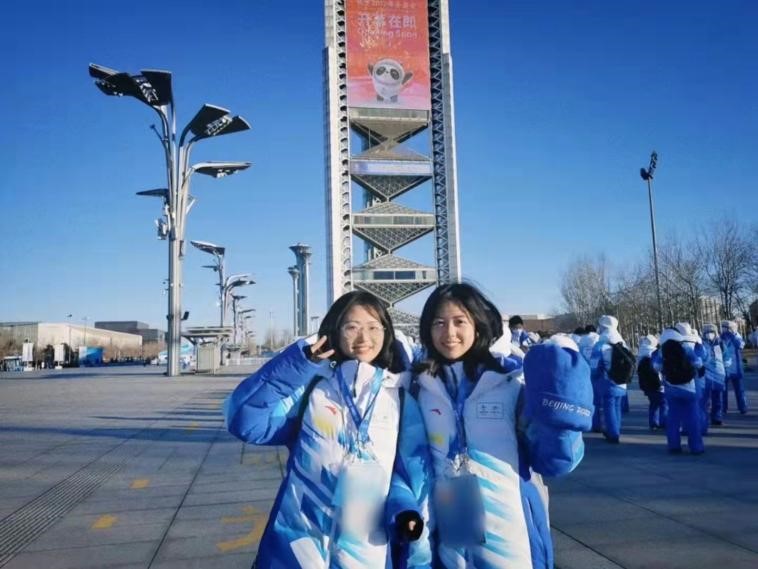 20220325-冬奧時(shí)刻-第八黨支部-21李慧韜和李沐晨2月4日冬奧會(huì)開幕日上崗?fù)局泻嫌?jpg