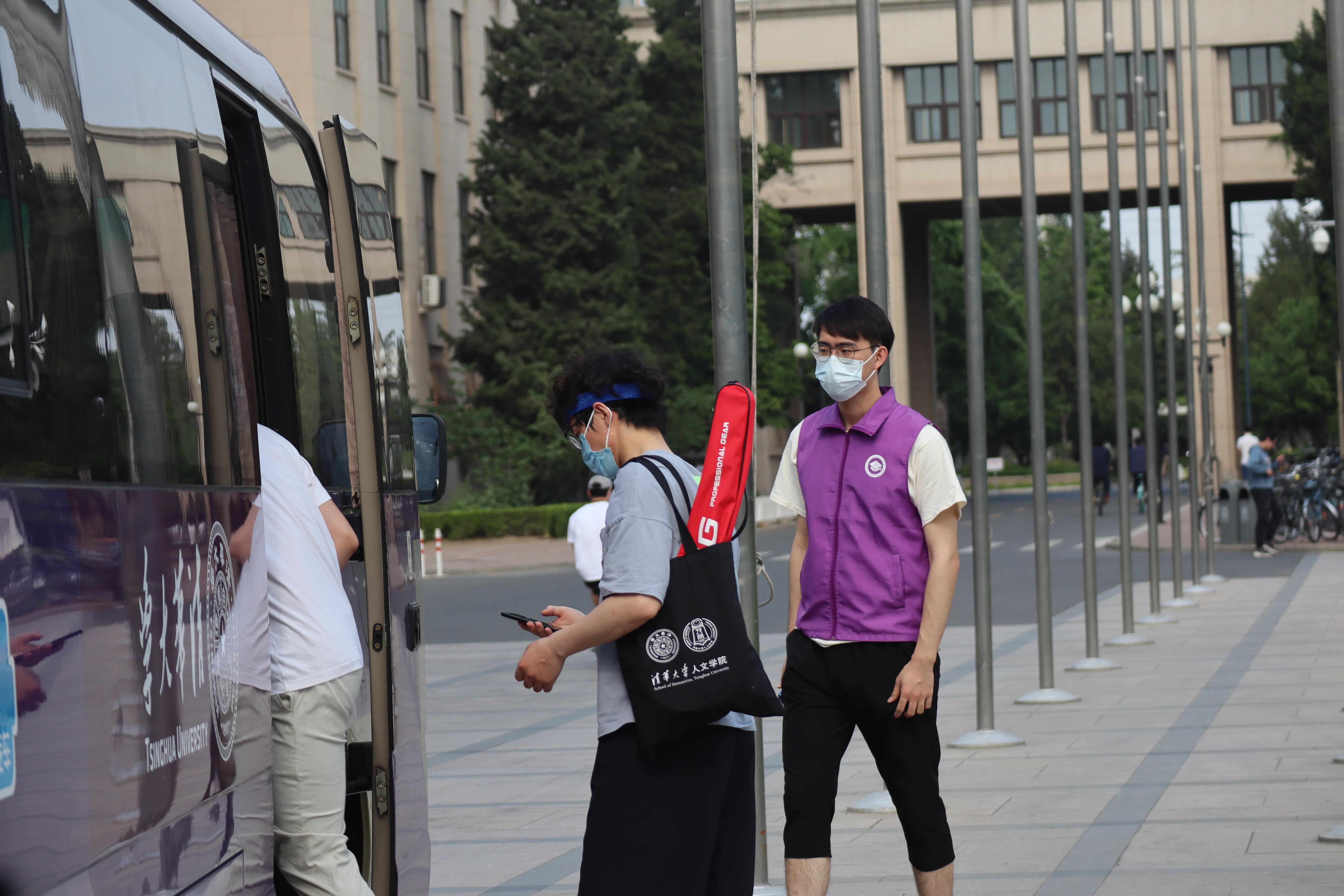 20220601-無(wú)研211黨支部參與班車(chē)引導(dǎo)志愿服務(wù)-電子系研團(tuán)-02.jpg