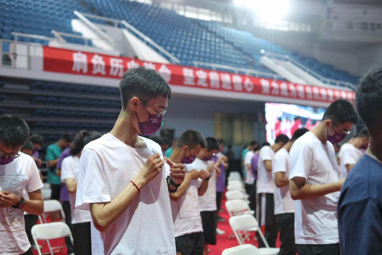 20220818-新生們佩戴清華大學(xué)徽章-開學(xué)典禮-楊嶼涵.png