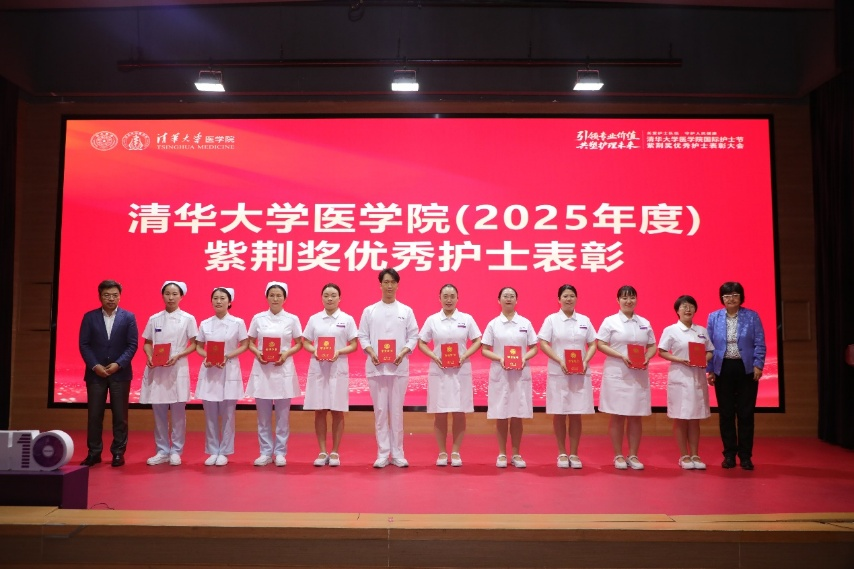20250508-圖5-陳旭巖、趙永慶為獲獎(jiǎng)代表頒獎(jiǎng)-醫(yī)學(xué)院.png
