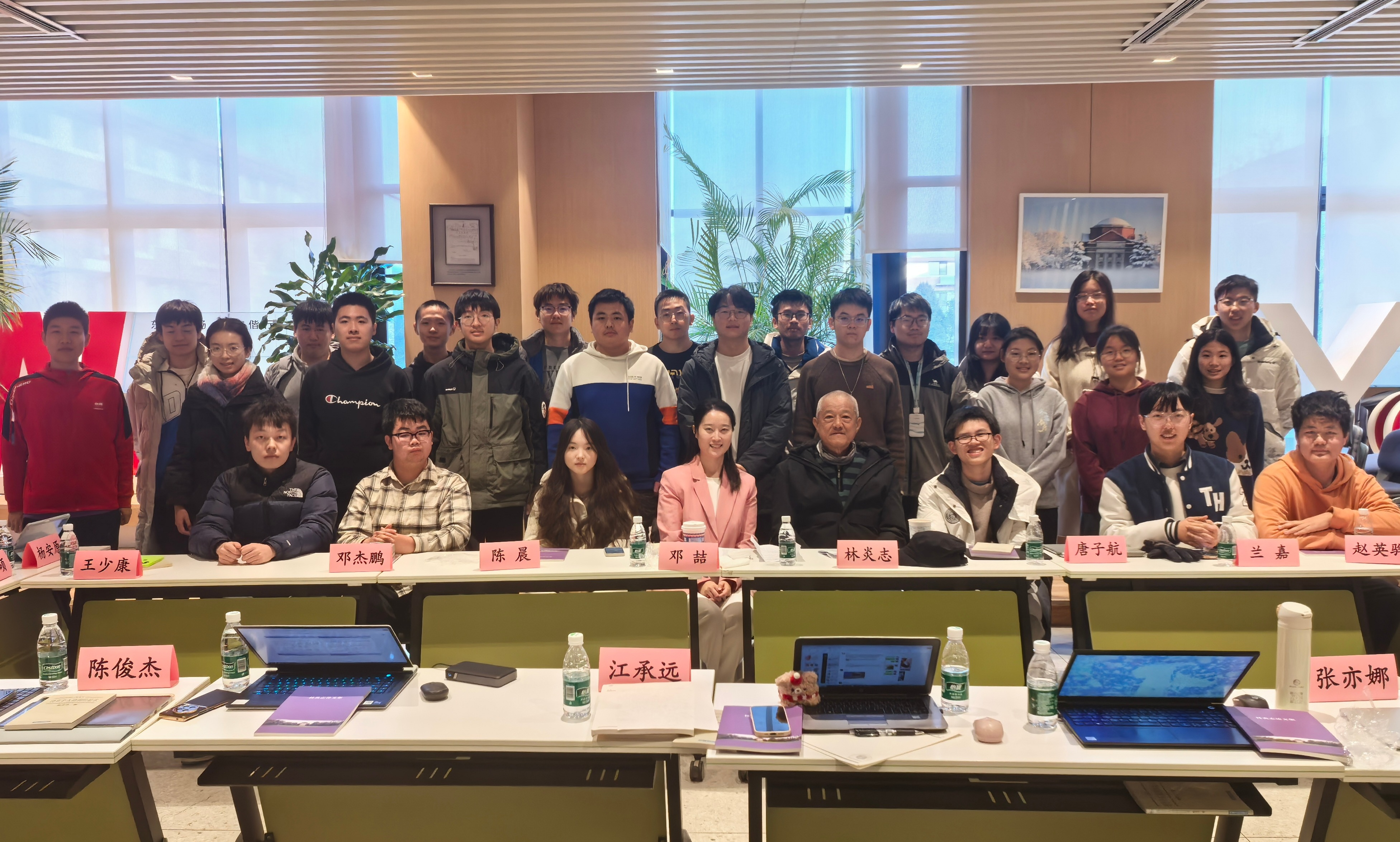 20241229-林炎志與“林楓計劃”第十三期學(xué)員交流座談-錢楨揚-師生合影.jpg