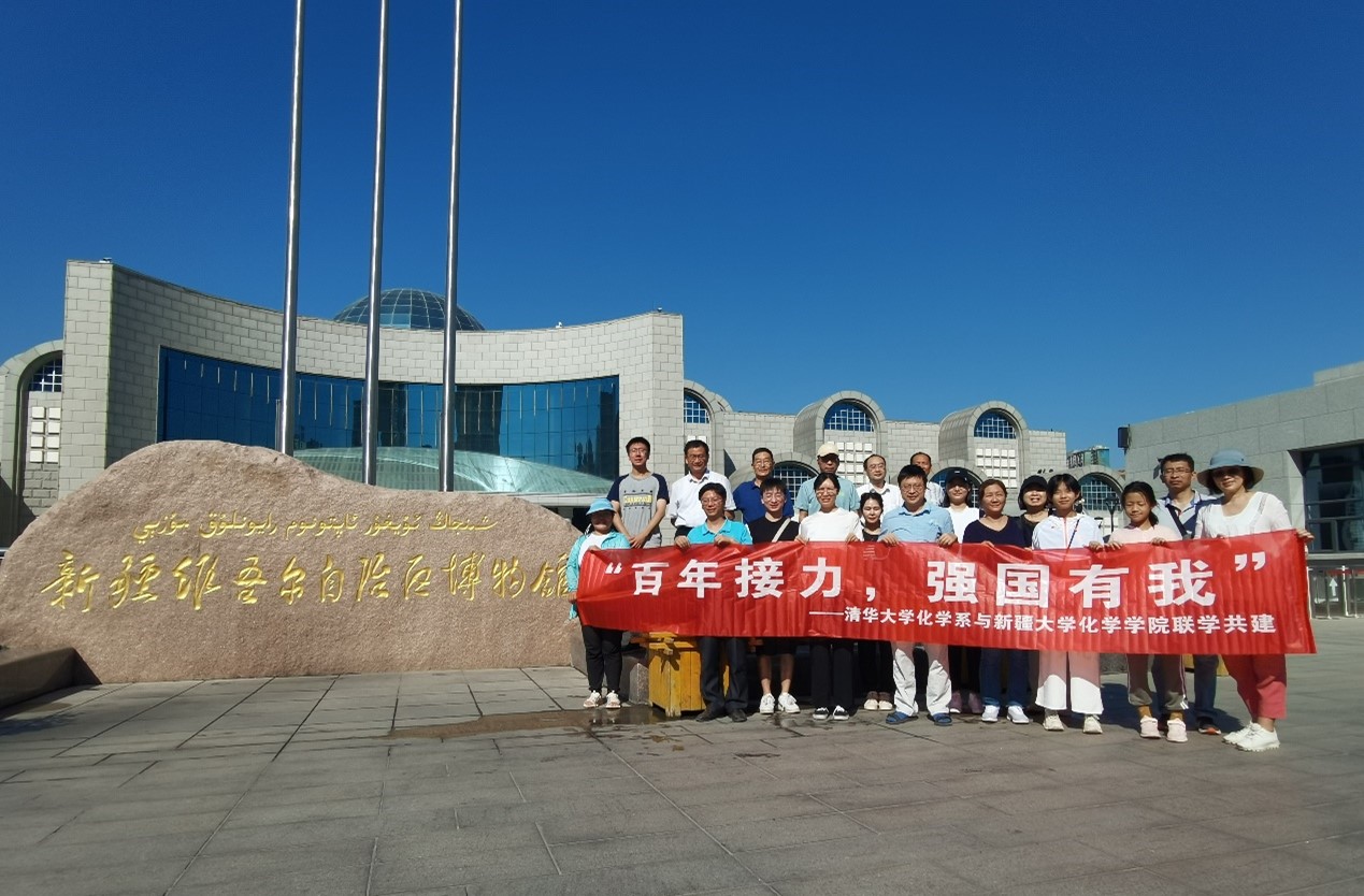 圖3 20220724-新疆維吾爾自治區(qū)博物館合影-時(shí)燚-無(wú).jpg