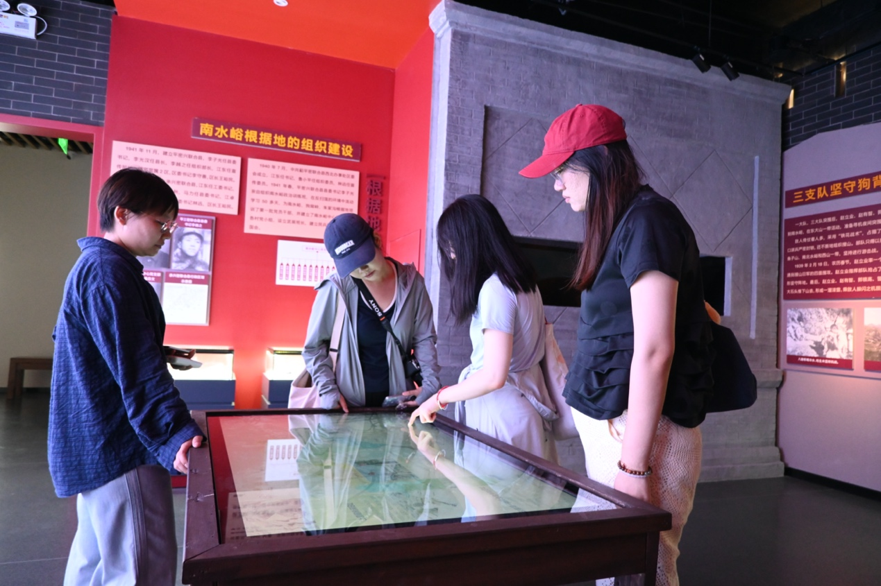 20240729-千人百村主題實(shí)踐活動(dòng)-張泊寧-支隊(duì)成員開(kāi)展實(shí)地調(diào)研和訪(fǎng)談工作.png