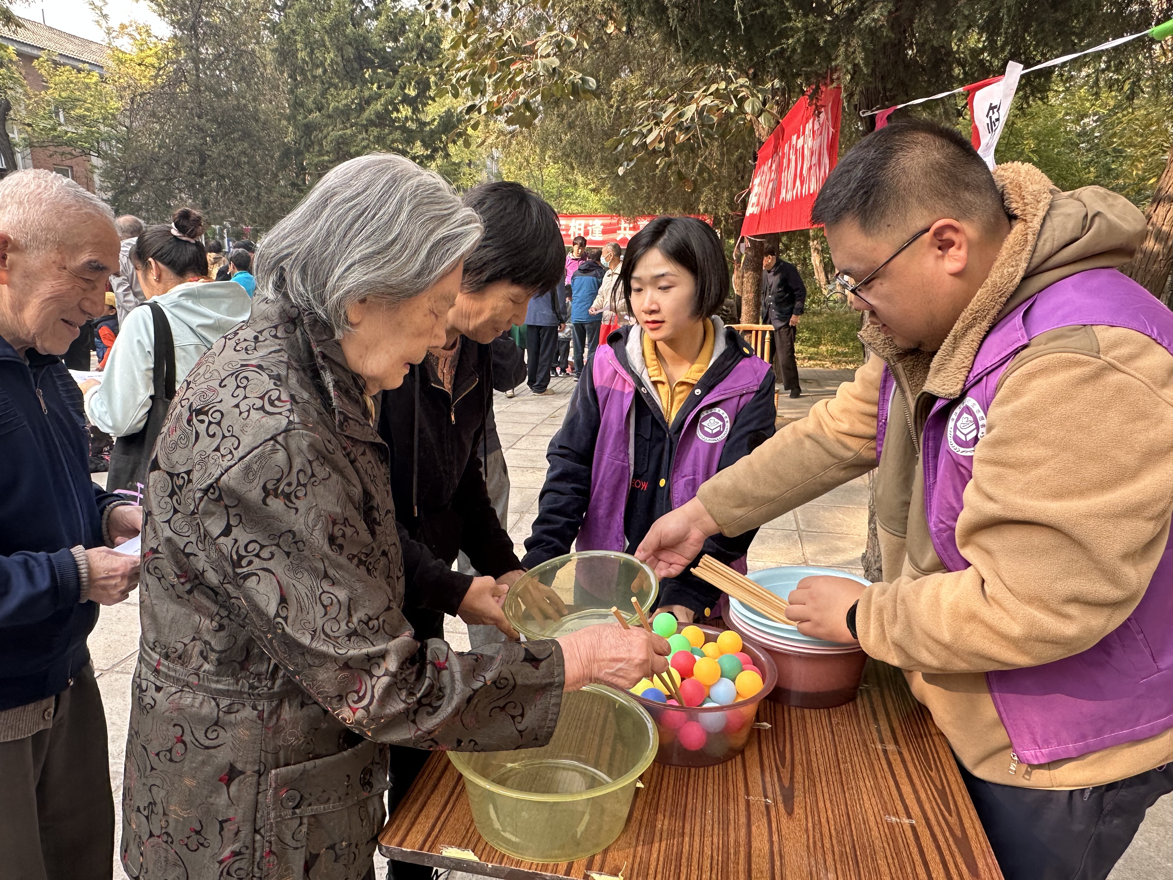 20231023-重陽(yáng)節(jié)“傳承溫暖,敬老愛(ài)老”活動(dòng)-胡益瑋-志愿者服務(wù)老人們開(kāi)展趣味運(yùn)動(dòng)會(huì).jpg