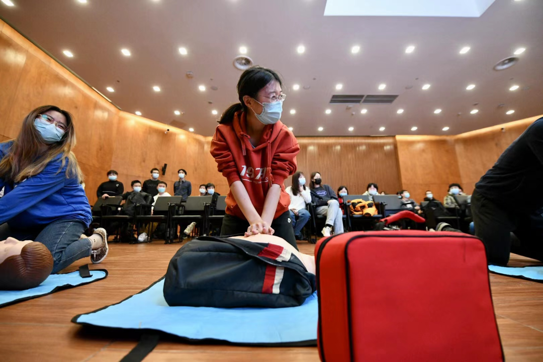 20211213-急救培訓-北京日報-志愿者在進行實操練習.png