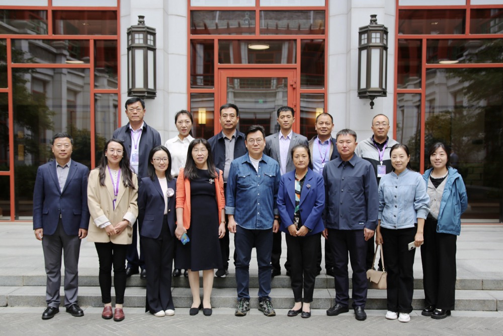 22-成員在清華大學(xué)蘇世民書院參觀交流.jpg