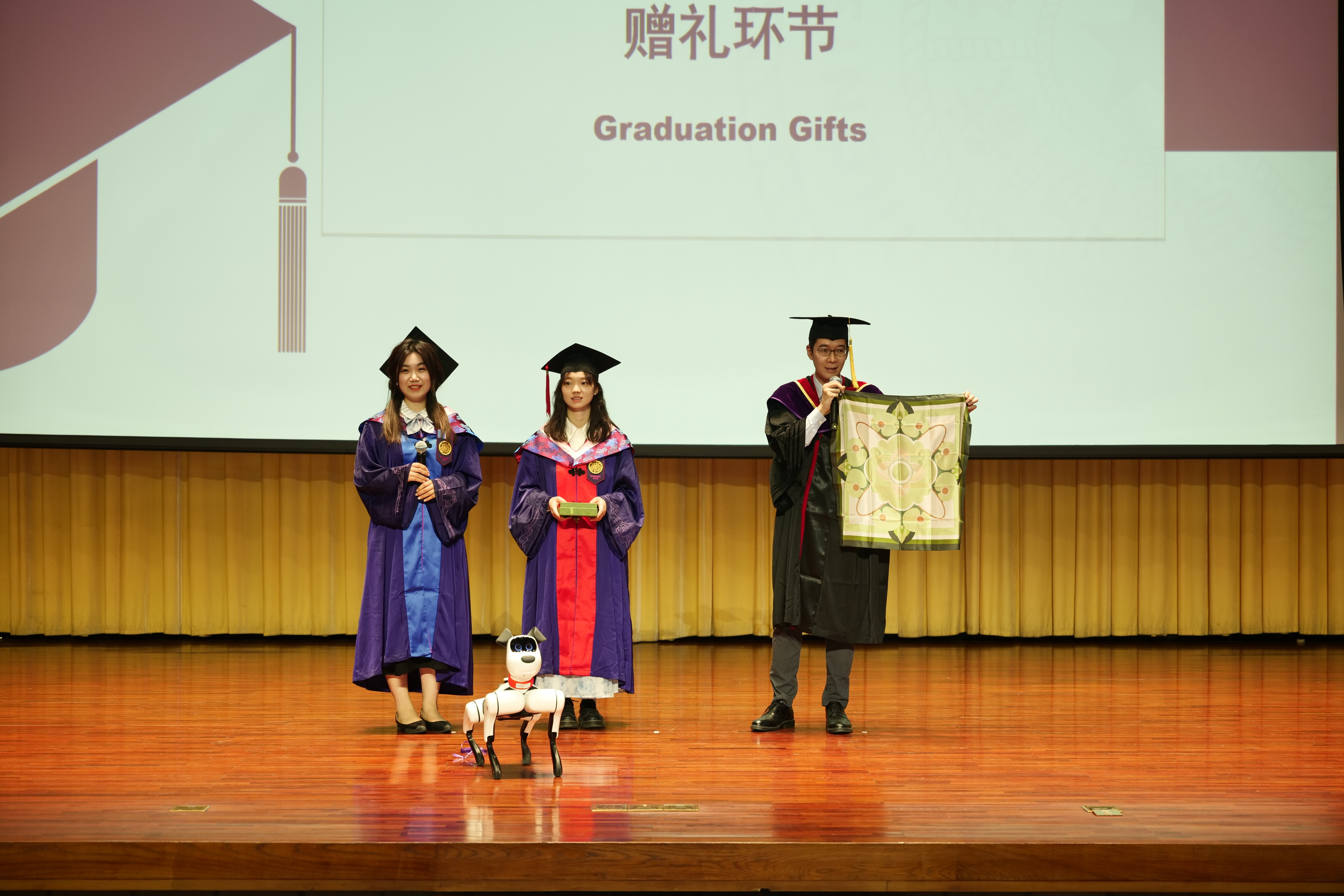 20240630-清華大學(xué)新聞與傳播學(xué)院2024年畢業(yè)典禮成功舉行-新聞學(xué)院-贈(zèng)禮環(huán)節(jié).JPG