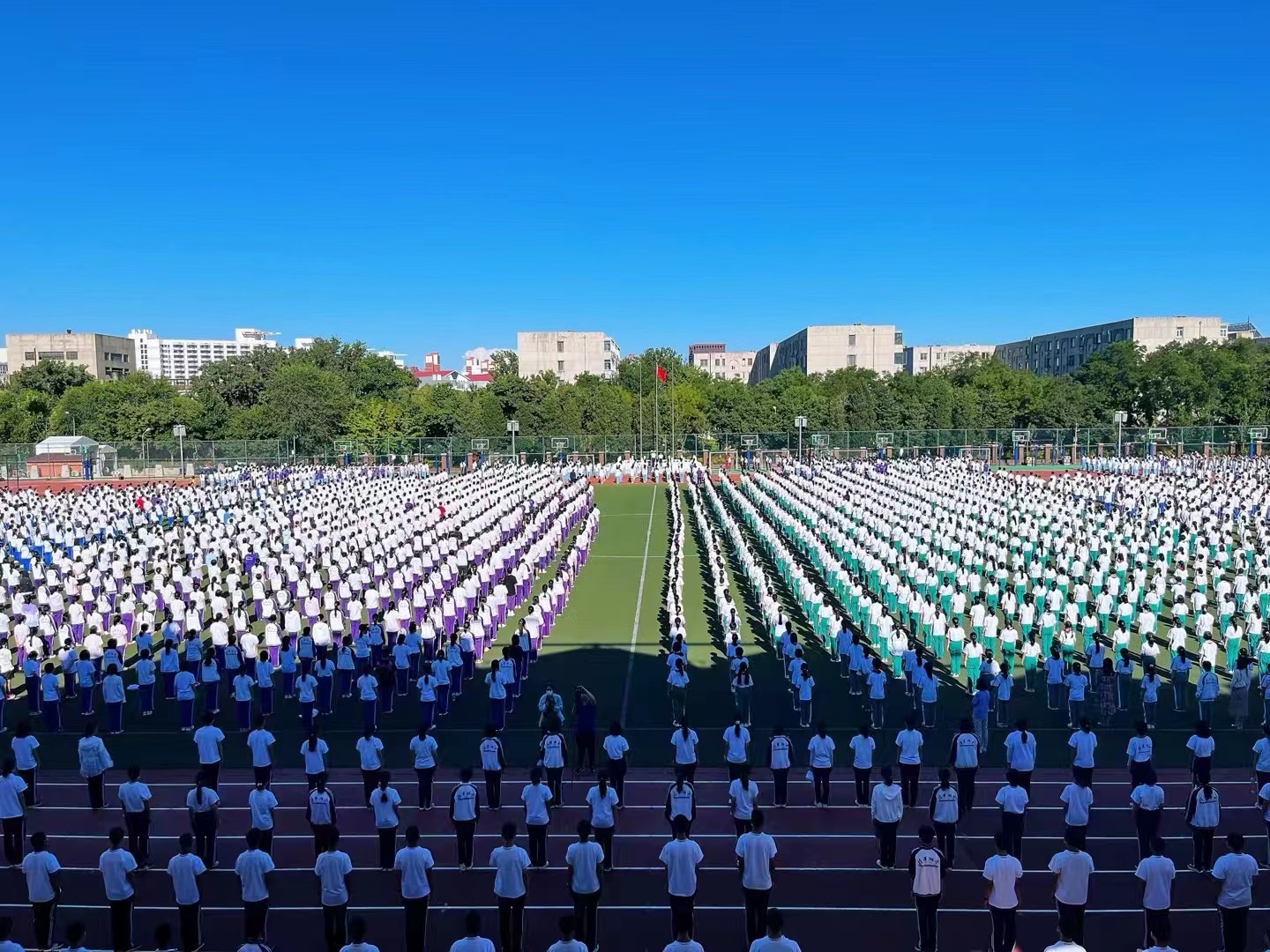 圖2:開學(xué)典禮升國旗,、唱國歌.jpg
