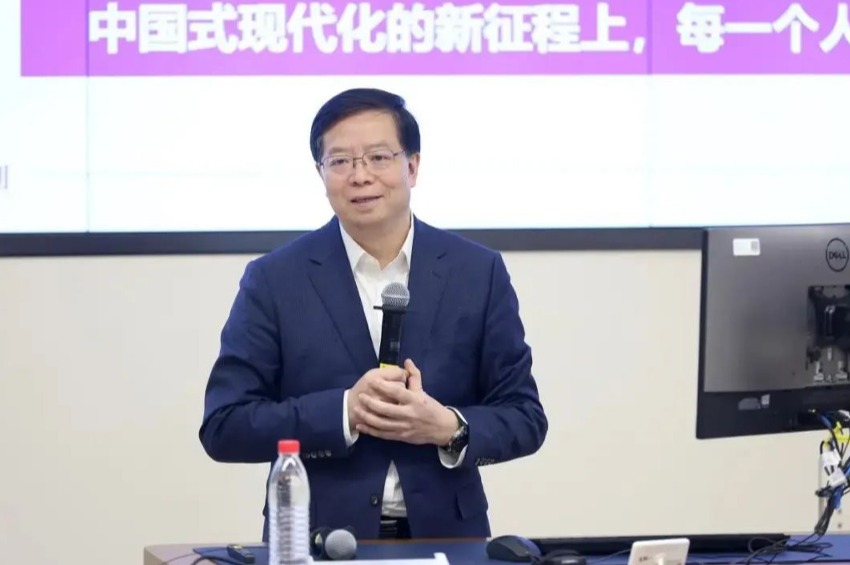 20250318-思政課5周年-供圖-邱勇講授“形勢(shì)與政策”課第一講.png