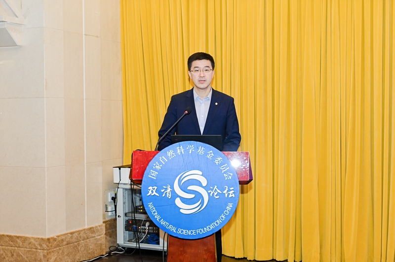 20250401-第406期雙清論壇“大模型時代數(shù)智商務(wù)的理論和方法”召開-黃山圖片社攝影-過勇致辭.JPG