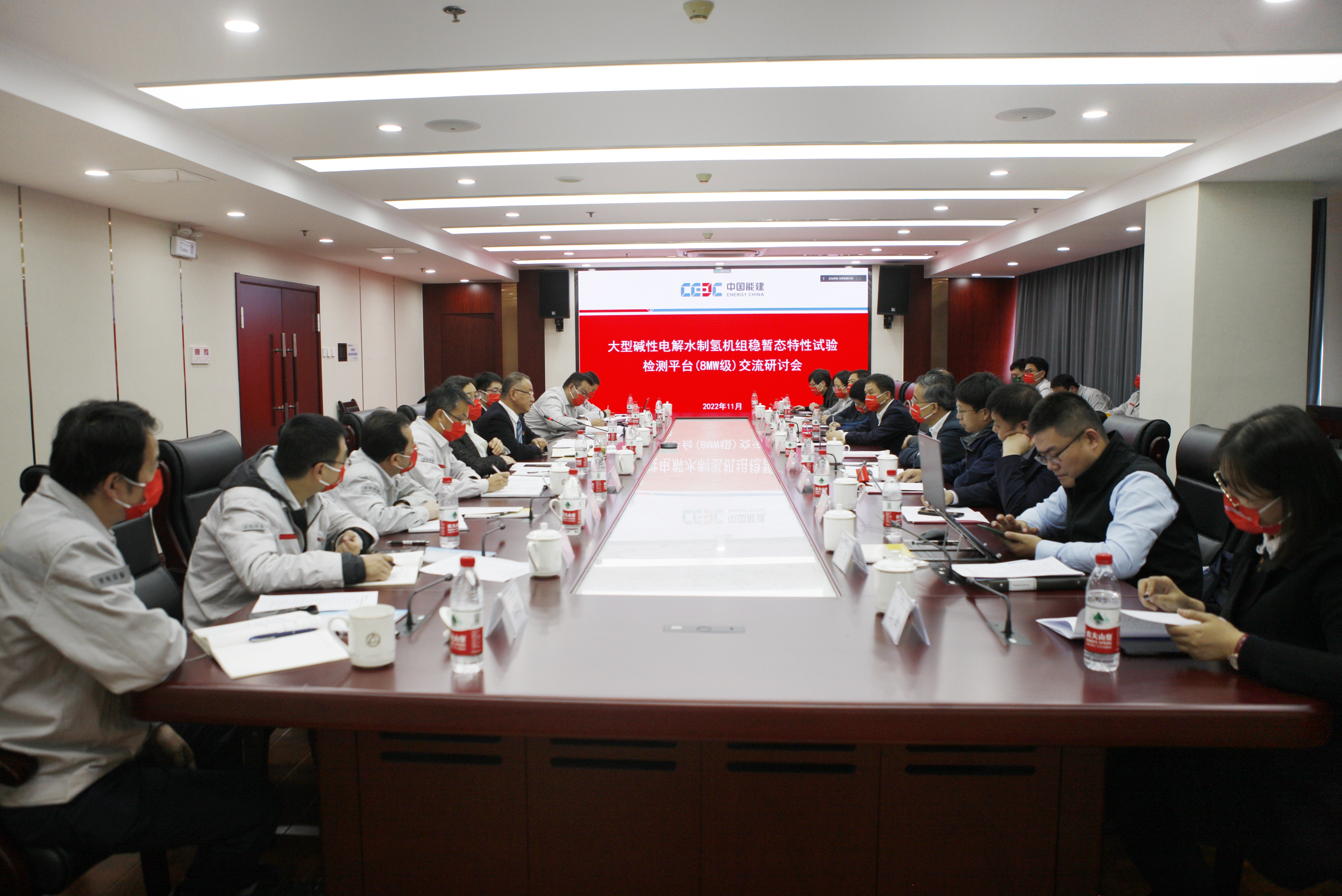 20221121-清華大學(xué)聯(lián)合共建的大型堿性電解水制氫機(jī)組試驗(yàn)檢測平臺(tái)正式開工建設(shè)-無-交流研討會(huì).jpg