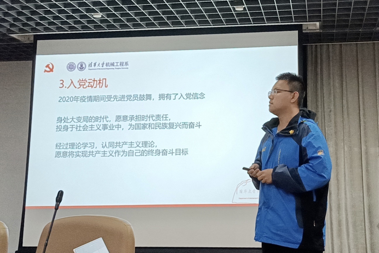 20220601-勇?lián)姑屓朦h初心在疫情防控工作中經(jīng)受淬煉-范舒瑞-劉浩在發(fā)展會(huì)現(xiàn)場(chǎng).jpg