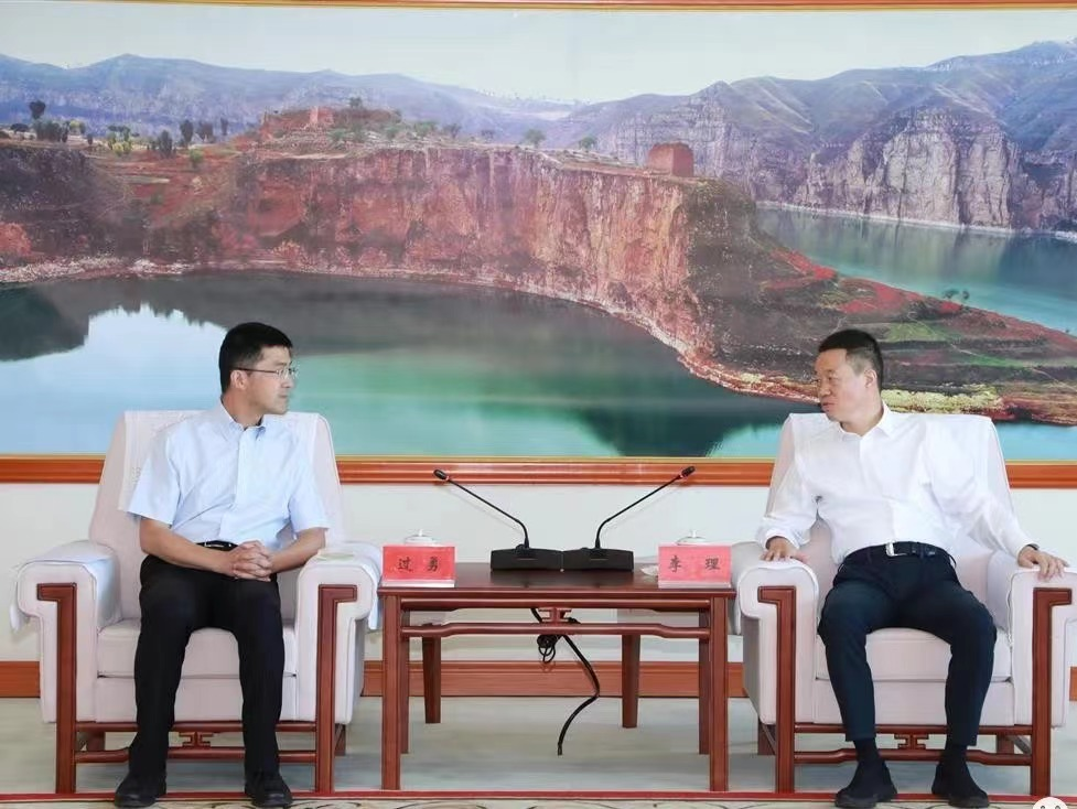 20230724-過勇赴鄂爾多斯訪問并看望校友及學(xué)生社會實踐支隊-鄂爾多斯市人民政府辦公室-李理會見過勇一行.png