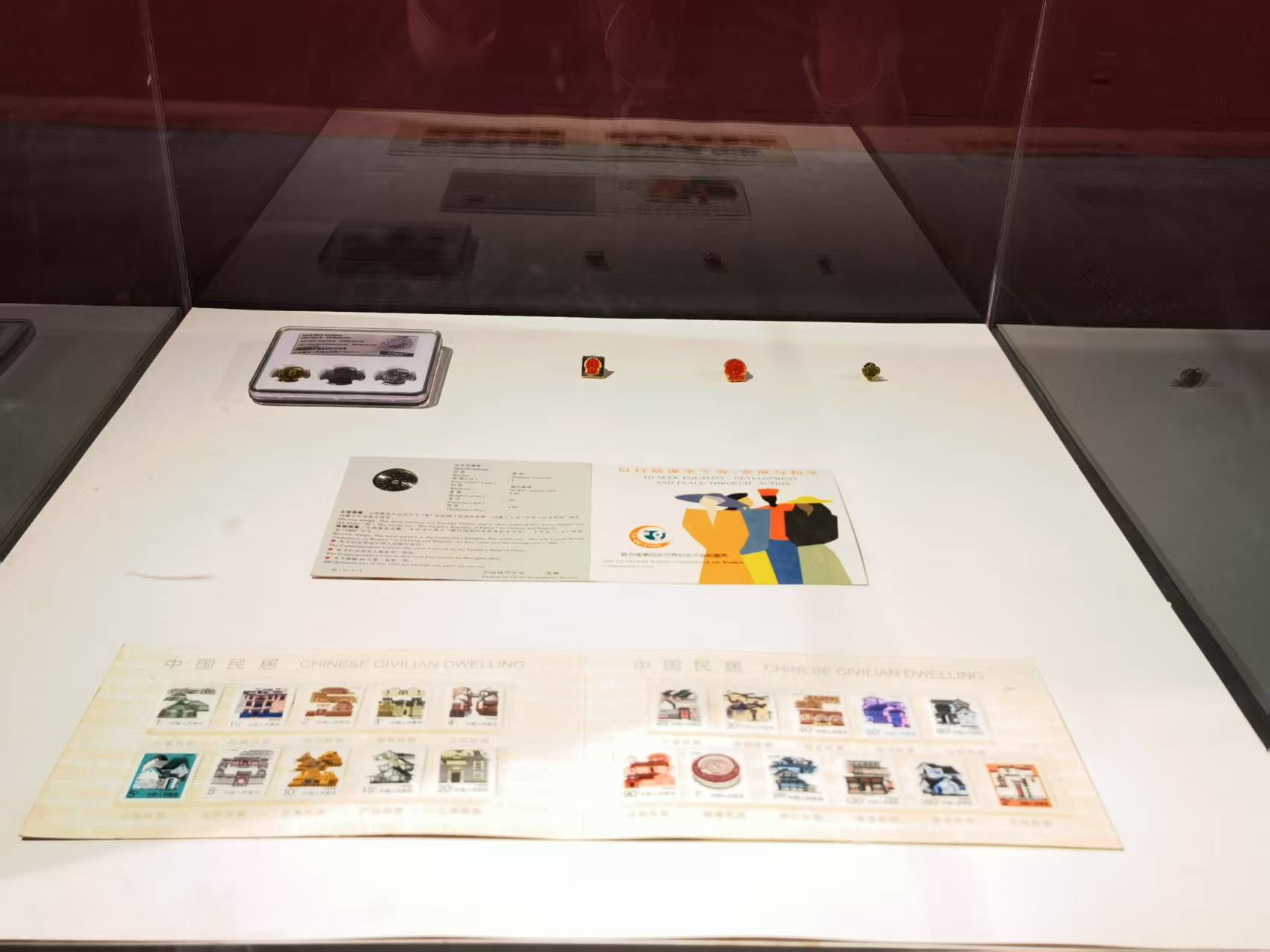 20250429-陳漢民設(shè)計(jì)文獻(xiàn)展-美術(shù)學(xué)院-人民幣硬幣,、紀(jì)念幣、國(guó)慶游行紀(jì)念章,、郵票,,陳漢民設(shè)計(jì).jpg
