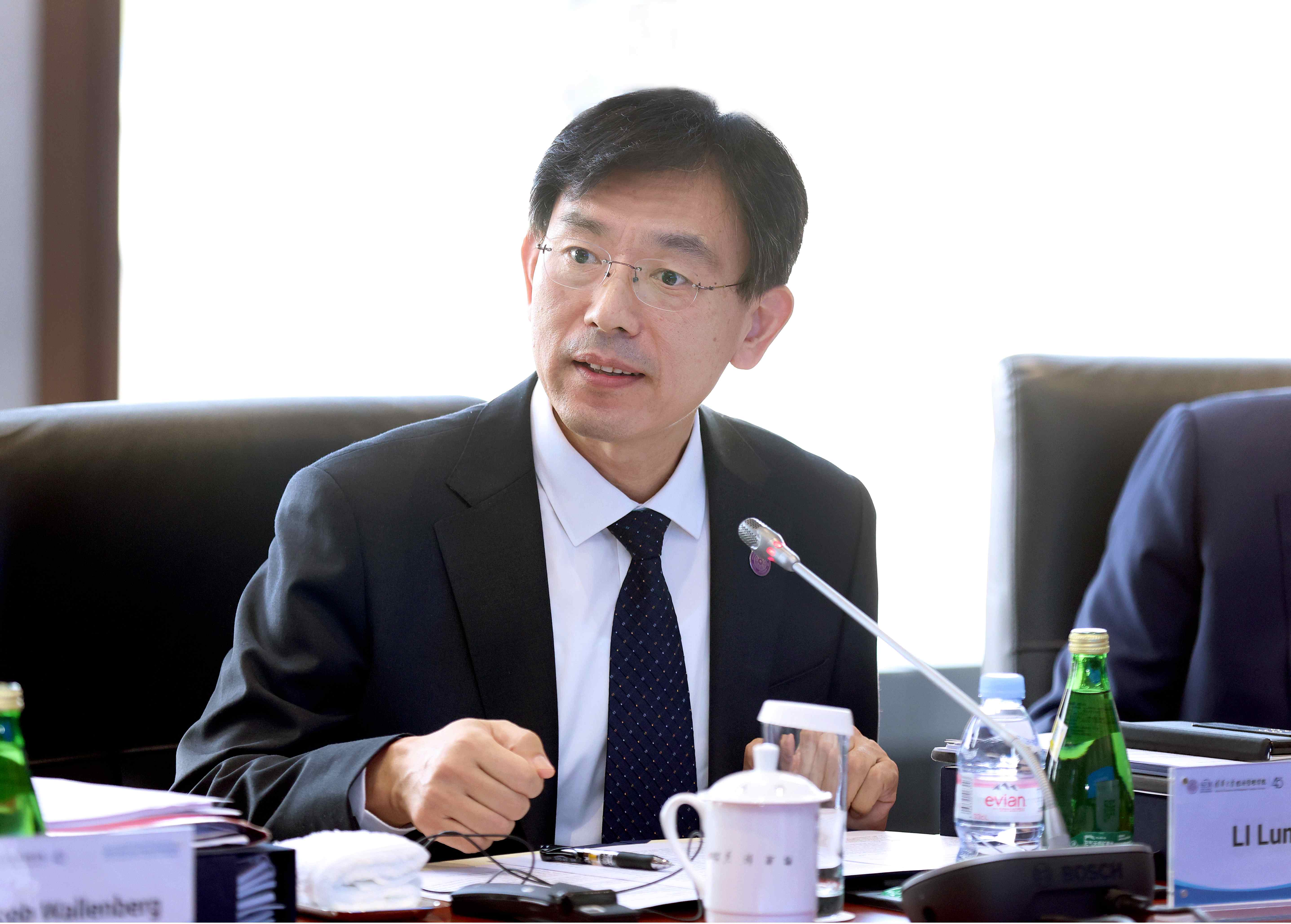 20241025-清華大學(xué)經(jīng)濟(jì)管理學(xué)院顧問委員會2024年會議舉行-新華社攝影 - 李路明致辭.jpg