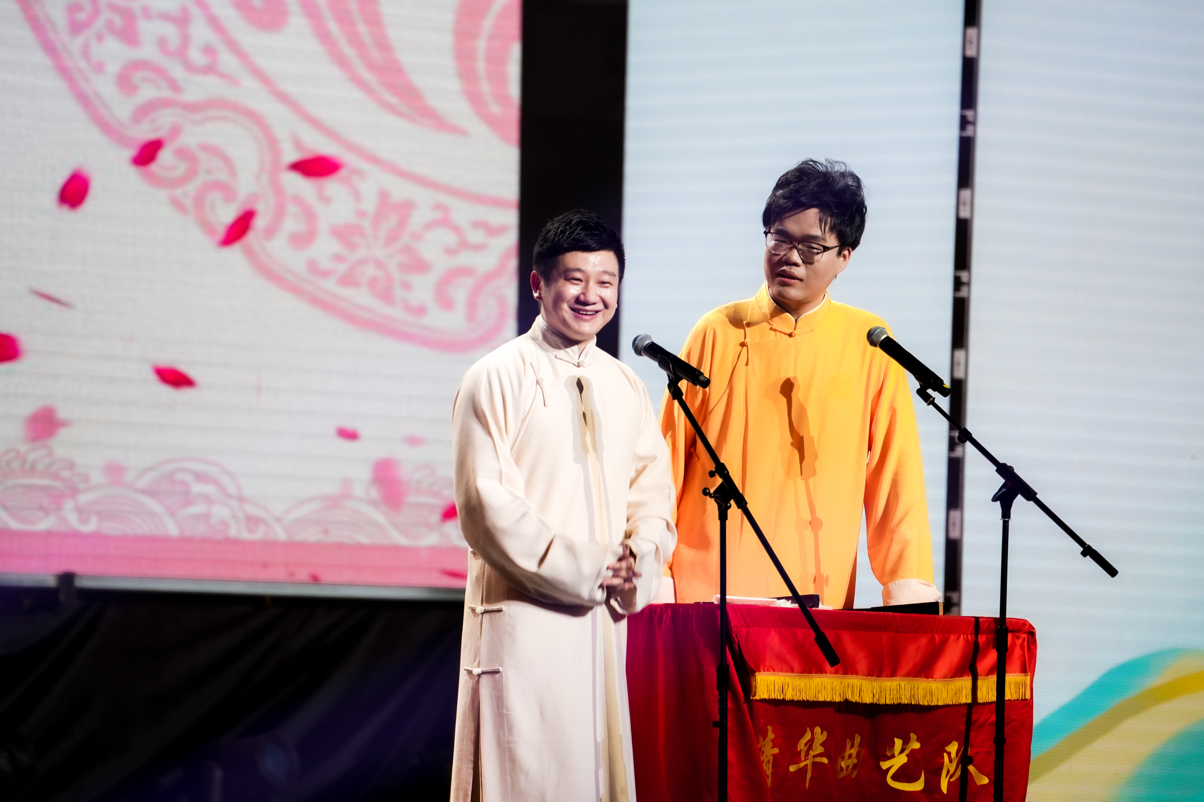 20240626-清華大學(xué)2024年畢業(yè)晚會(huì)-學(xué)生藝術(shù)團(tuán)-李寅飛 劉恩澤 相聲《歷久彌新》.jpg