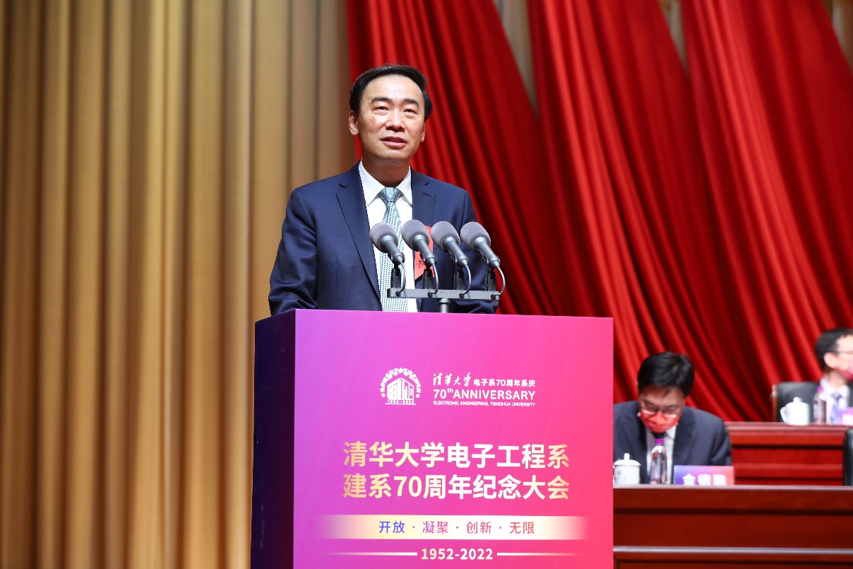 20220423-鄧鋒發(fā)言-電子系-現(xiàn)場照片.jpg
