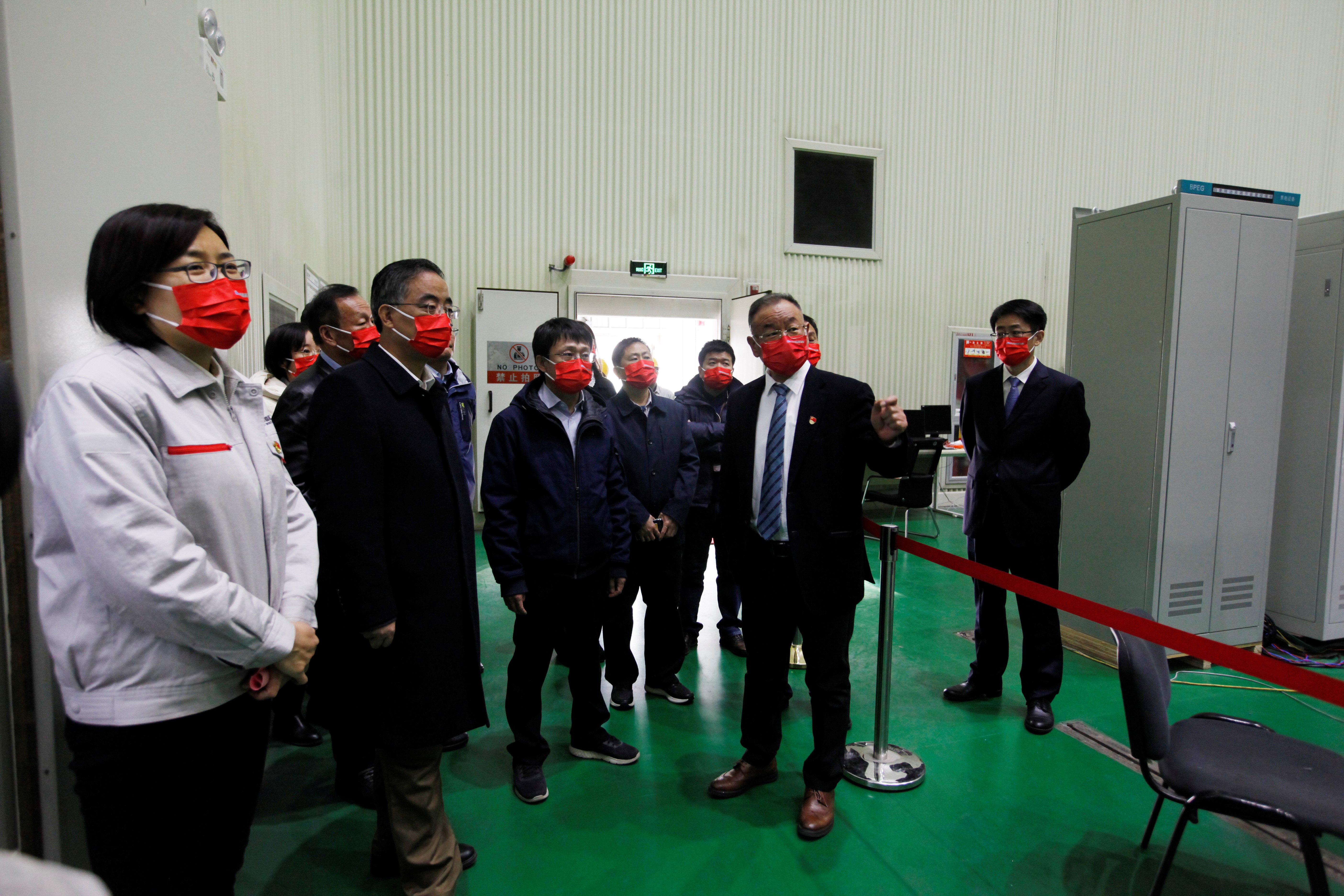 20221121-清華大學(xué)聯(lián)合共建的大型堿性電解水制氫機(jī)組試驗(yàn)檢測平臺(tái)正式開工建設(shè)-無-與會(huì)人員參觀北京電力設(shè)備總廠有限公司電力電子試驗(yàn)大廳.jpg
