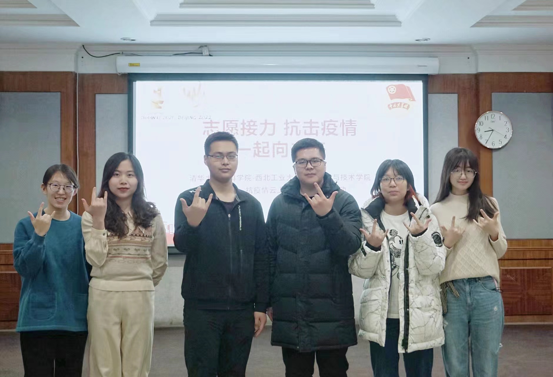 20220601-勇?lián)姑屓朦h初心在疫情防控工作中經(jīng)受淬煉-范舒瑞-于涵(右1)與院系學(xué)生骨干.jpg