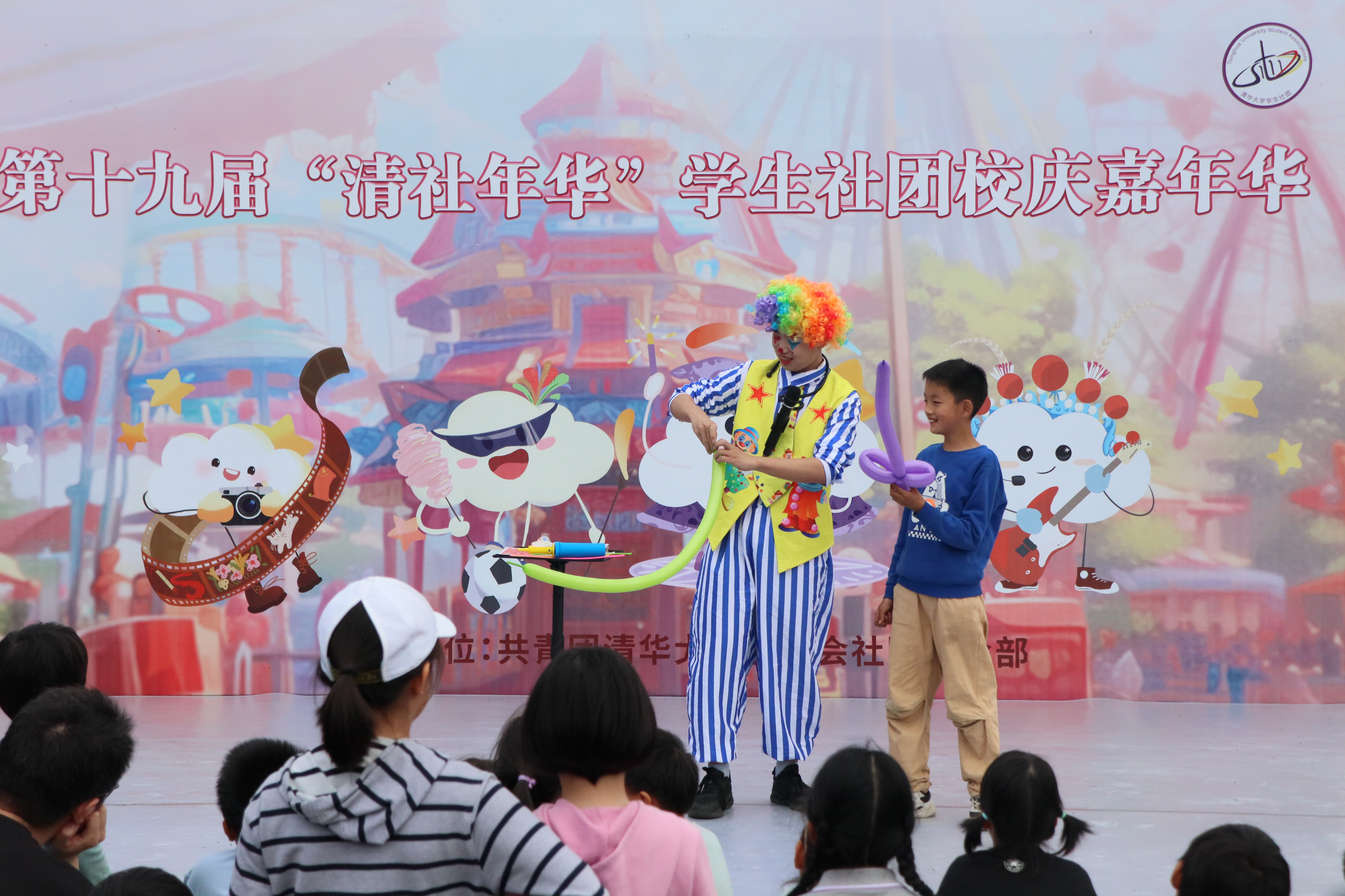 20230429-社團嘉年華-吉博文 攝-學(xué)生魔術(shù)社的同學(xué)帶來互動表演.JPG