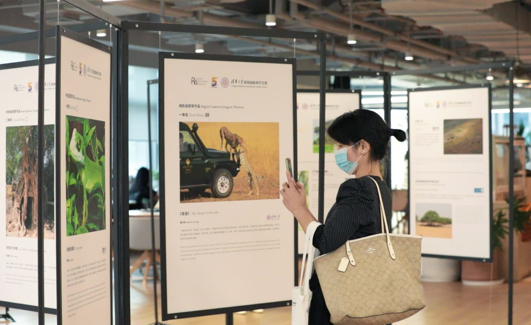 20220607-AUA生物多樣性展覽開幕式-SIGS-展覽觀眾1.jpg