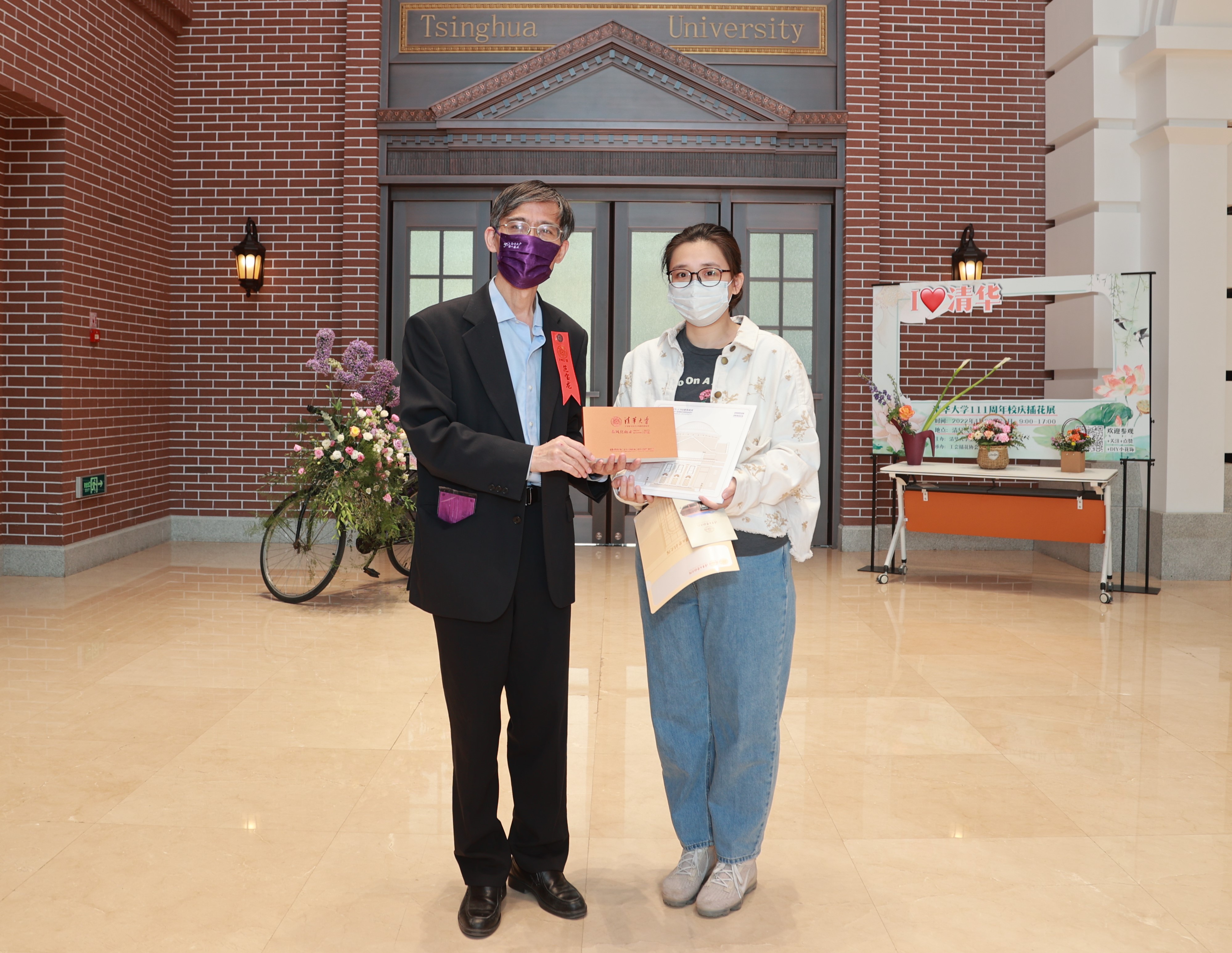 20220424-清華大學110周年校慶參觀校史展-薜建團-范寶龍給第111位觀眾贈送紀念品.jpg