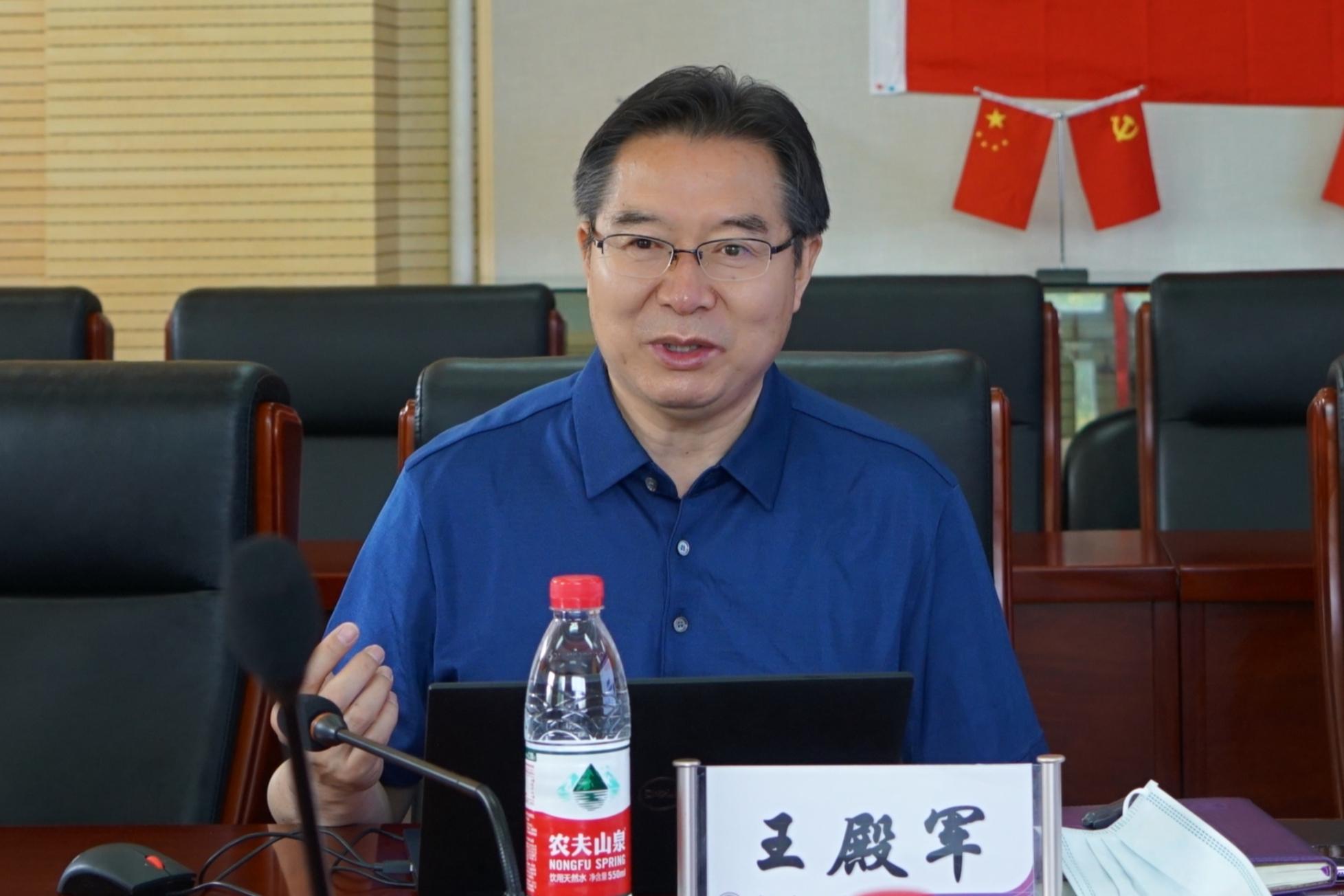20220520-清華大學校務委員會副主任姜勝耀調(diào)研檢查清華附中疫情防控工作-清華附中-附中校長王殿軍作疫情防控工作匯報.jpg