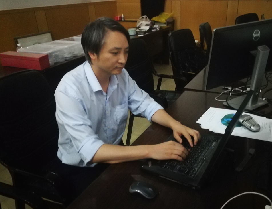 人在玩電腦描述已自動生成 人在玩電腦描述已自動生成