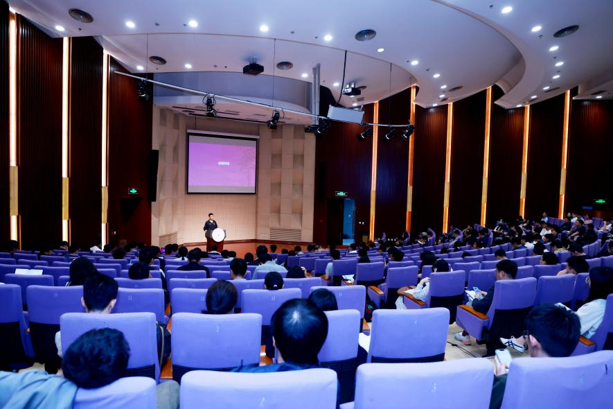 20240929-清華大學舉行2024年學生思想政治工作隊伍培訓及專題研討班-清大嘉藝-會議現(xiàn)場.png