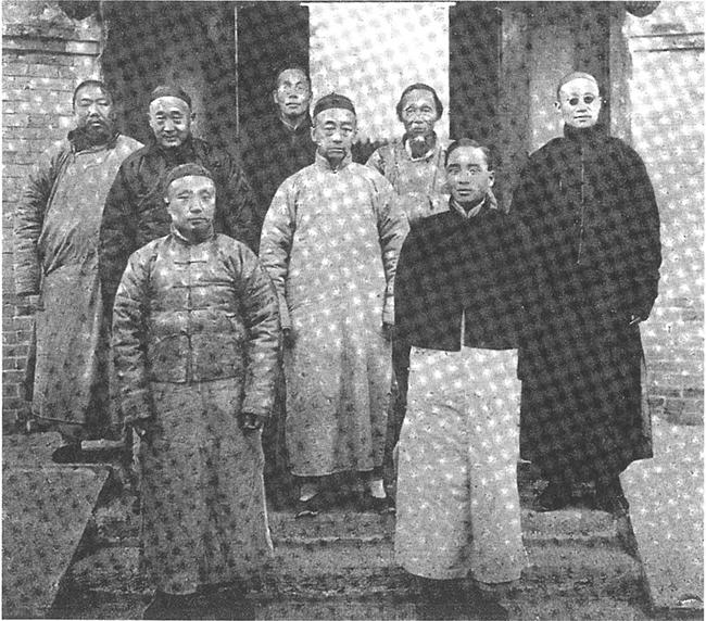 19140101-中文部教師在古月堂門(mén)前合影-劉沫掃描-合影.jpg