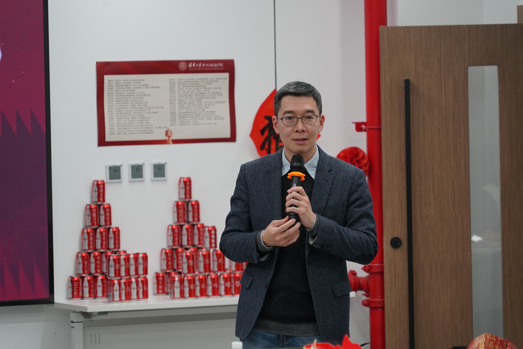 20250109-新聞學院召開2025年教職工大會-周柘辰-新聞學院院長周慶安致辭.png