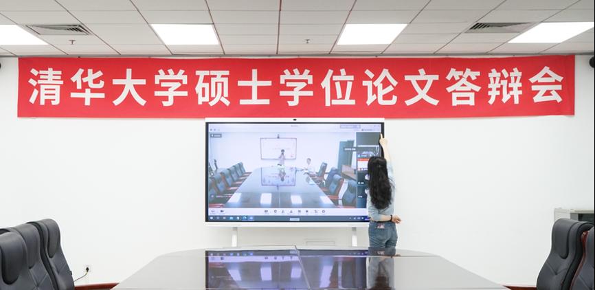 20200519-網(wǎng)絡研究院學生畢業(yè)答辯-李想-吳茜老師與會場籌備工作組成員一起布置答辯場地.png