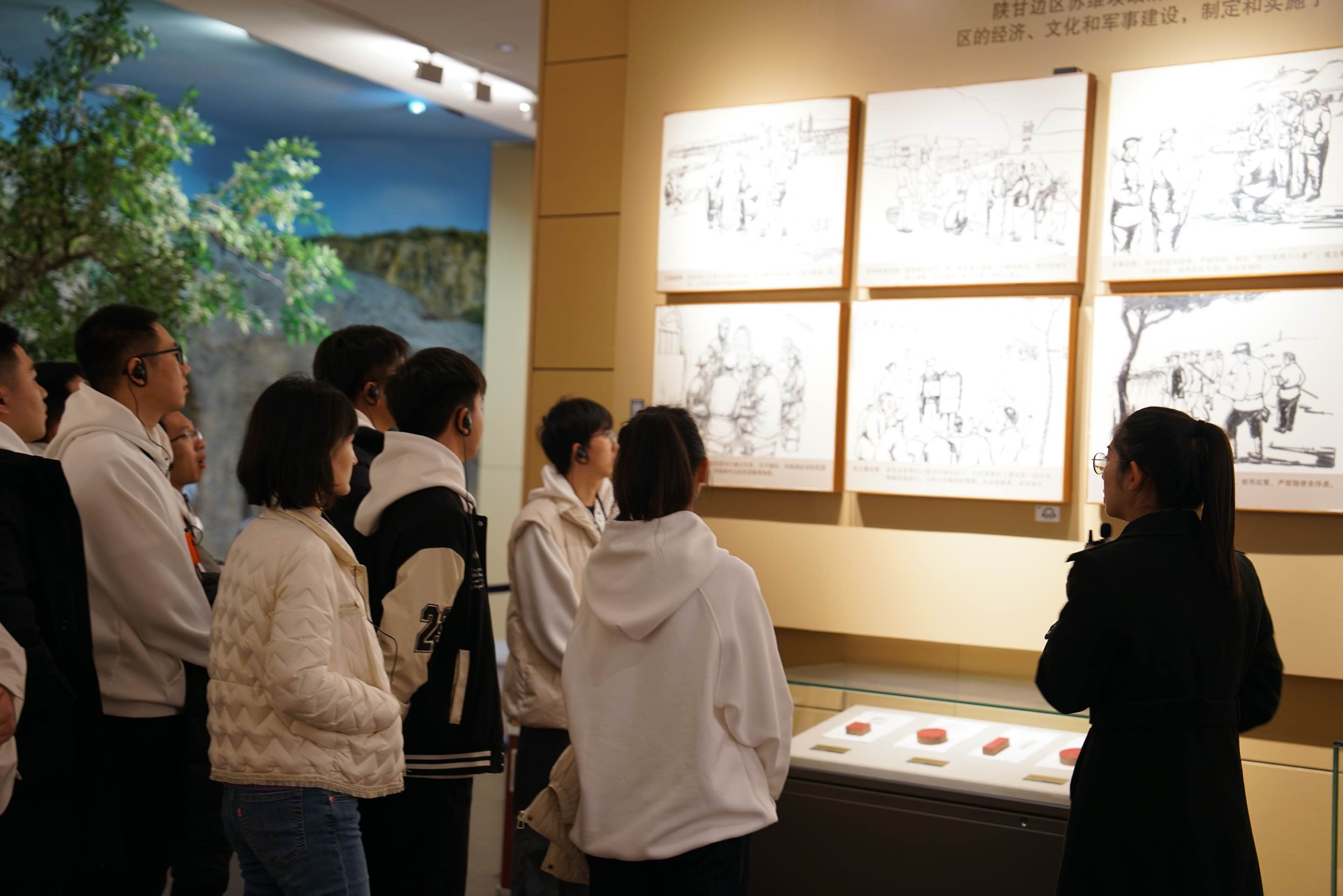 20231129-“石榴籽計(jì)劃”學(xué)員赴陜西實(shí)踐調(diào)研-曾中一-“石榴籽計(jì)劃”支隊(duì)成員參觀楊家?guī)X革命舊址.jpg