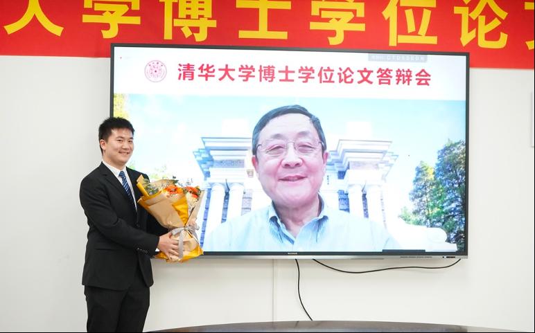 20200519-網(wǎng)絡研究院學生畢業(yè)答辯-李想-網(wǎng)絡研究院博士生陸超逸在答辯會結束后為導師吳建平院士“云獻花”.png