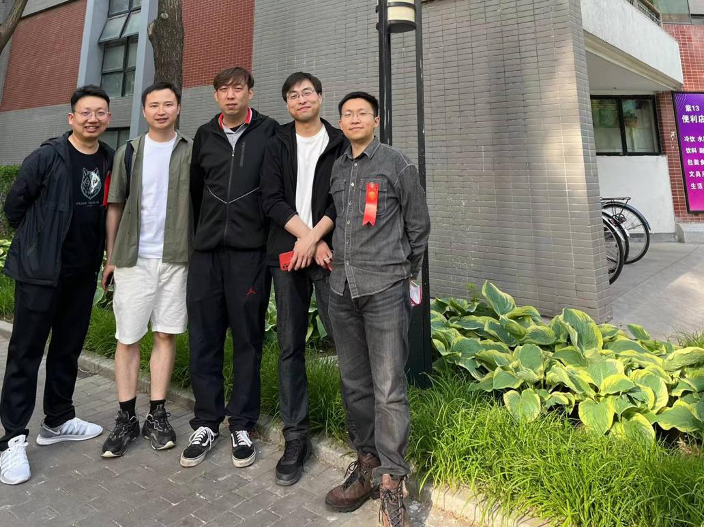 20220524-社區(qū)中心抗疫報道-社區(qū)中心供圖-4月24日,宋軍與畢業(yè)十年校慶返校同學(xué)合影.png