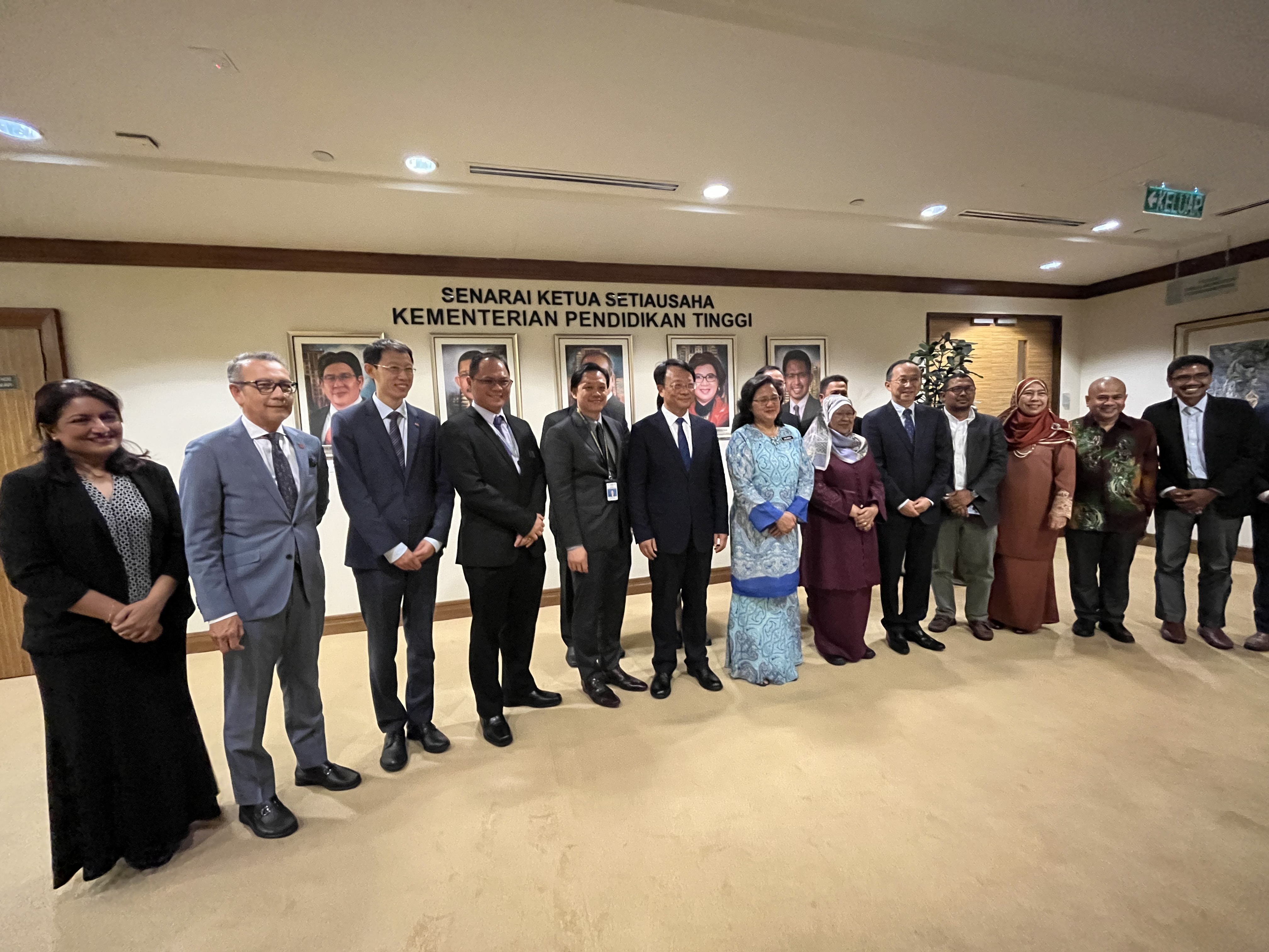 20230917-王希勤訪問馬來西亞和文萊-王希勤與馬來西亞高教部和高校代表合影-無.JPG