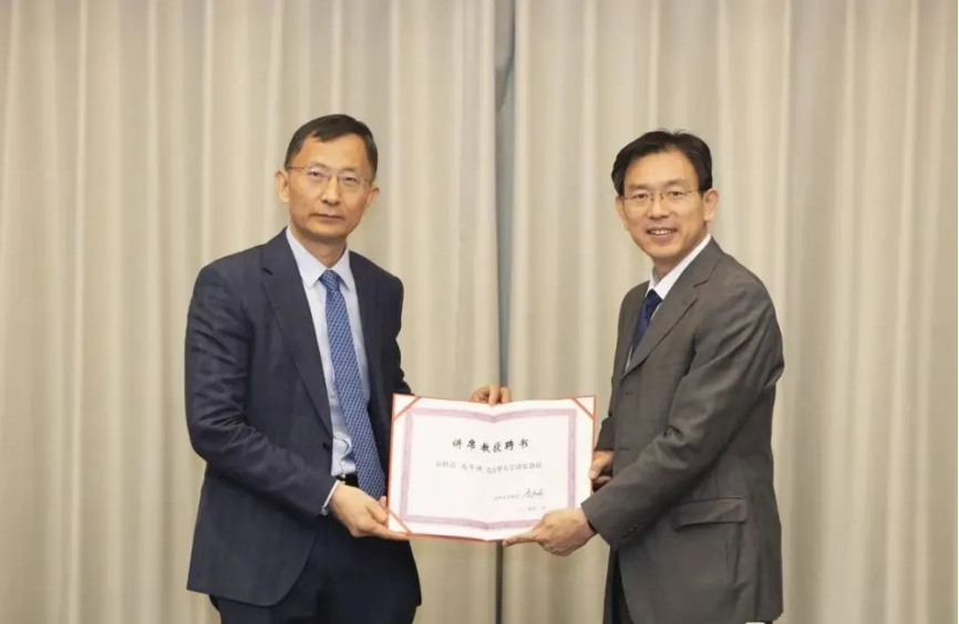 20240208-走向世界的清華,何以畫好人類命運共同體“同心圓”-李派攝-李路明(右)為國際力學、材料及工程科學領域頂級專家高華健(左)頒發(fā)聘書.png