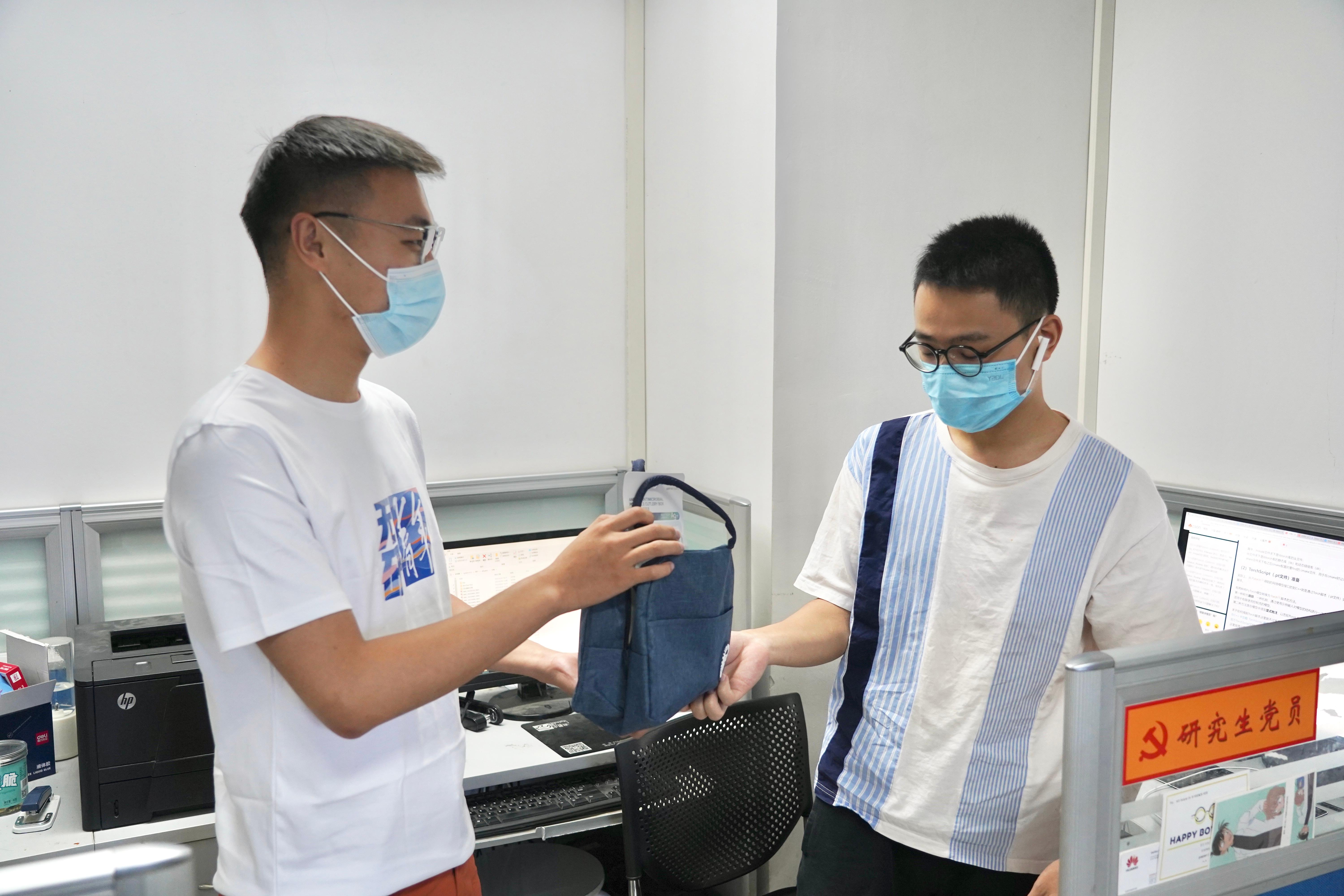 20220601-電子系研團(tuán)骨干為同學(xué)們分發(fā)飯盒-電子系研團(tuán)-電子系.jpg
