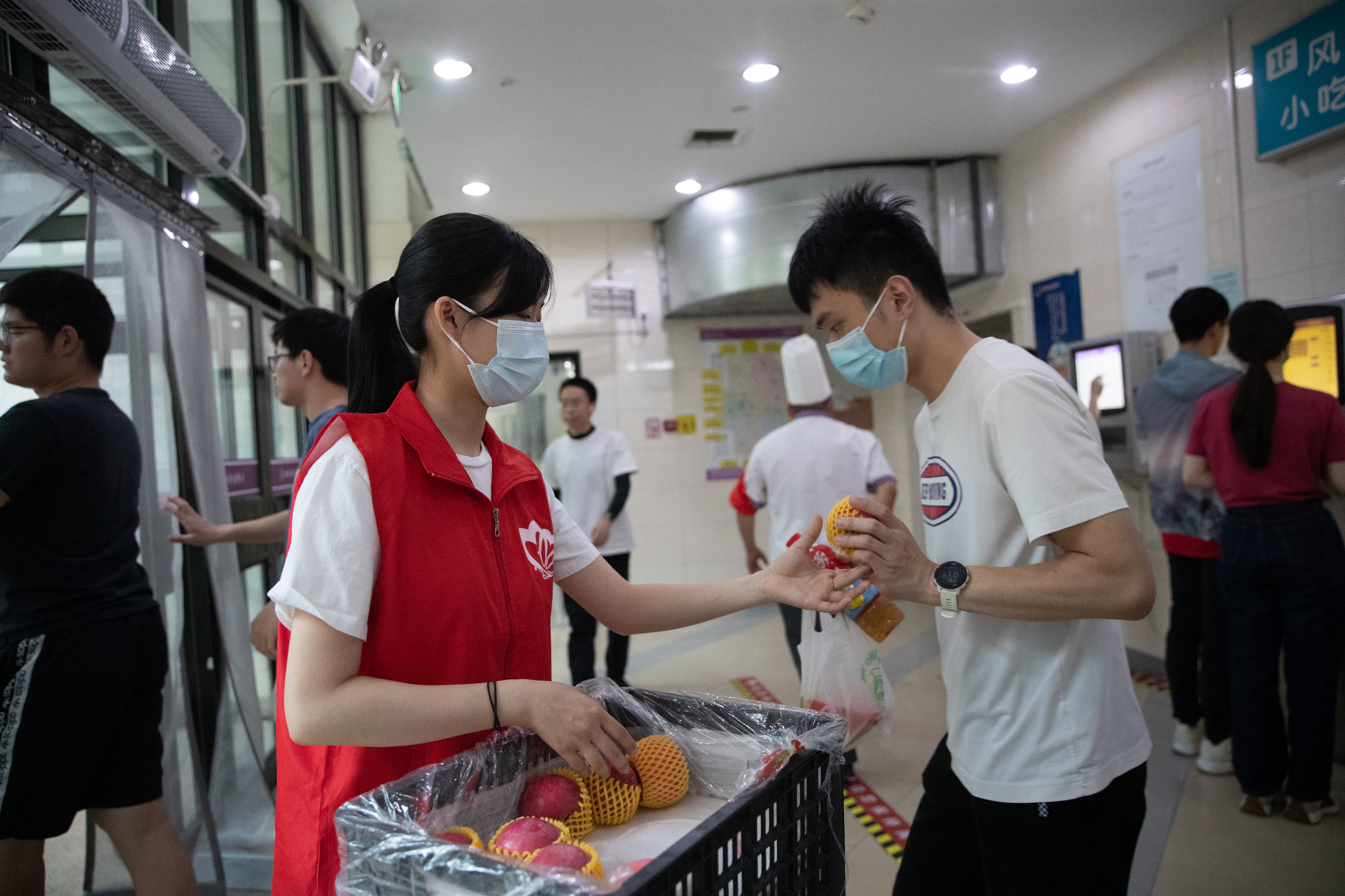 20220606-國旗儀仗隊抗疫期間堅守崗位-李派,、張曉峪,、傅渝-志愿服務(wù)場景9.jpg