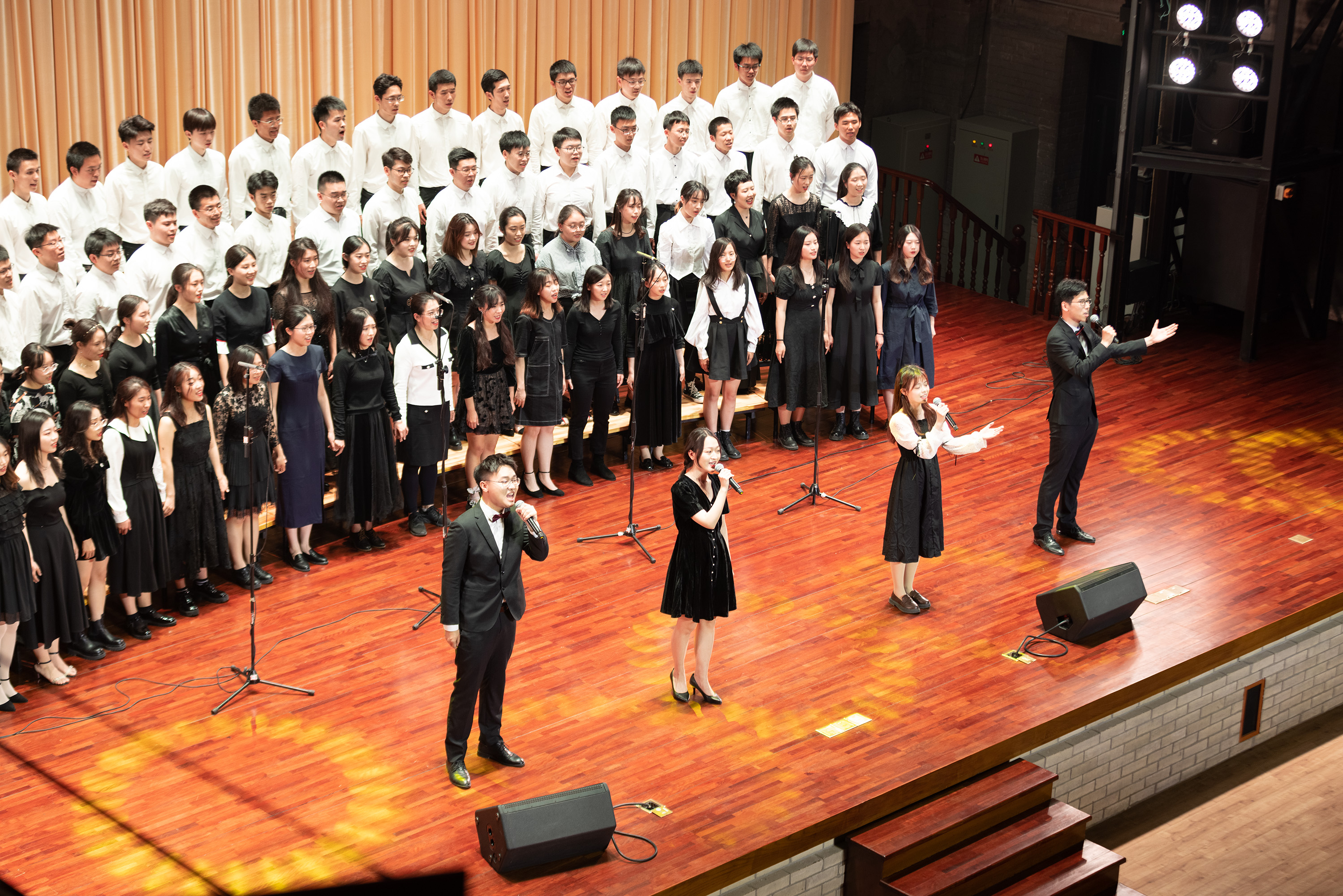 20220425-清華大學(xué)111周年校慶校友招待演出舉行-劉航滔-演出現(xiàn)場(chǎng).jpeg
