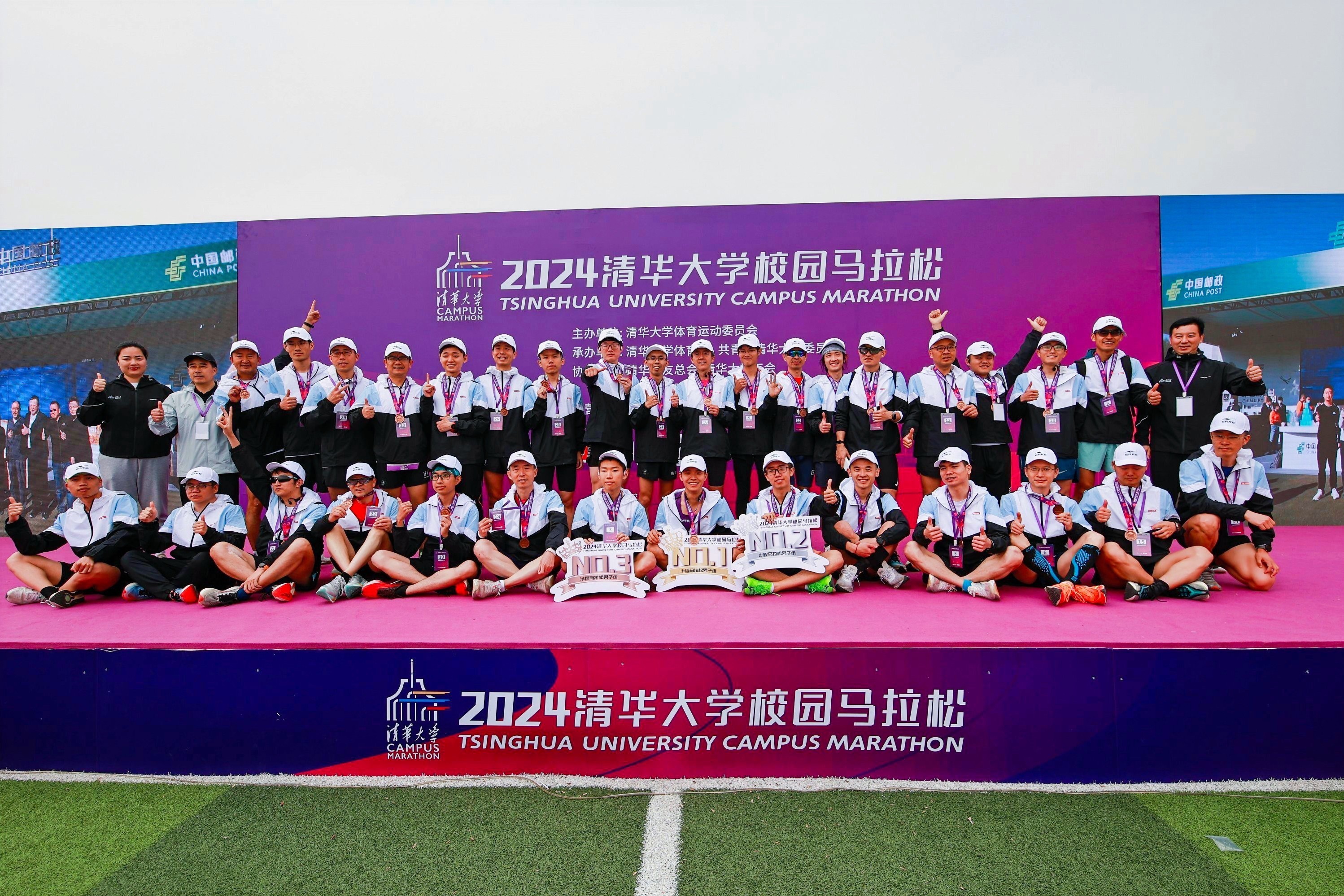 20240423-校園馬拉松-體育部-半馬組男子前三十名與嘉賓合影.JPG