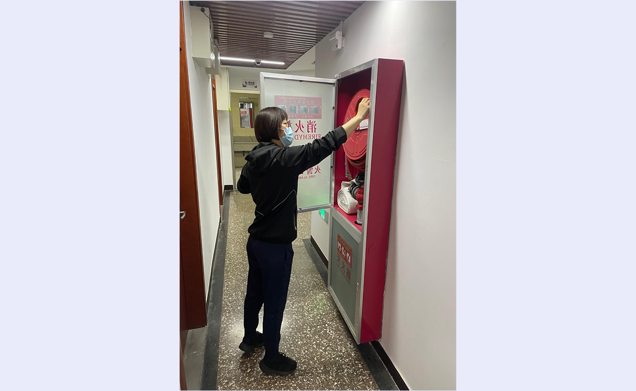 20220524-社區(qū)中心抗疫報道-社區(qū)中心供圖-樓長進行公寓設(shè)施巡查.jpg