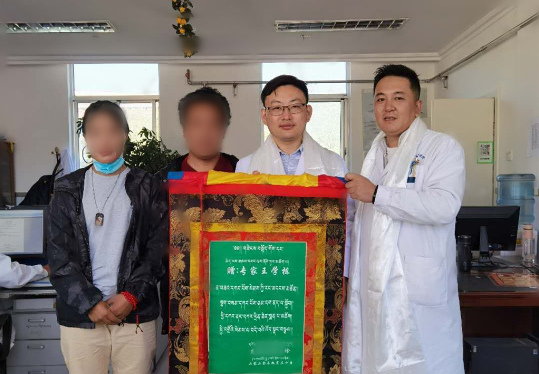 圖為王學(xué)棟醫(yī)師在拉薩市人民醫(yī)院接受到的藏文錦旗之一 圖為王學(xué)棟醫(yī)師在拉薩市人民醫(yī)院接受到的藏文錦旗之一