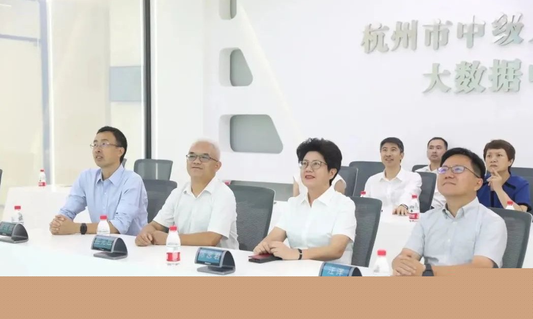 20230817-法學(xué)院與杭州中院開展座談-法學(xué)院-聽取介紹.jpg